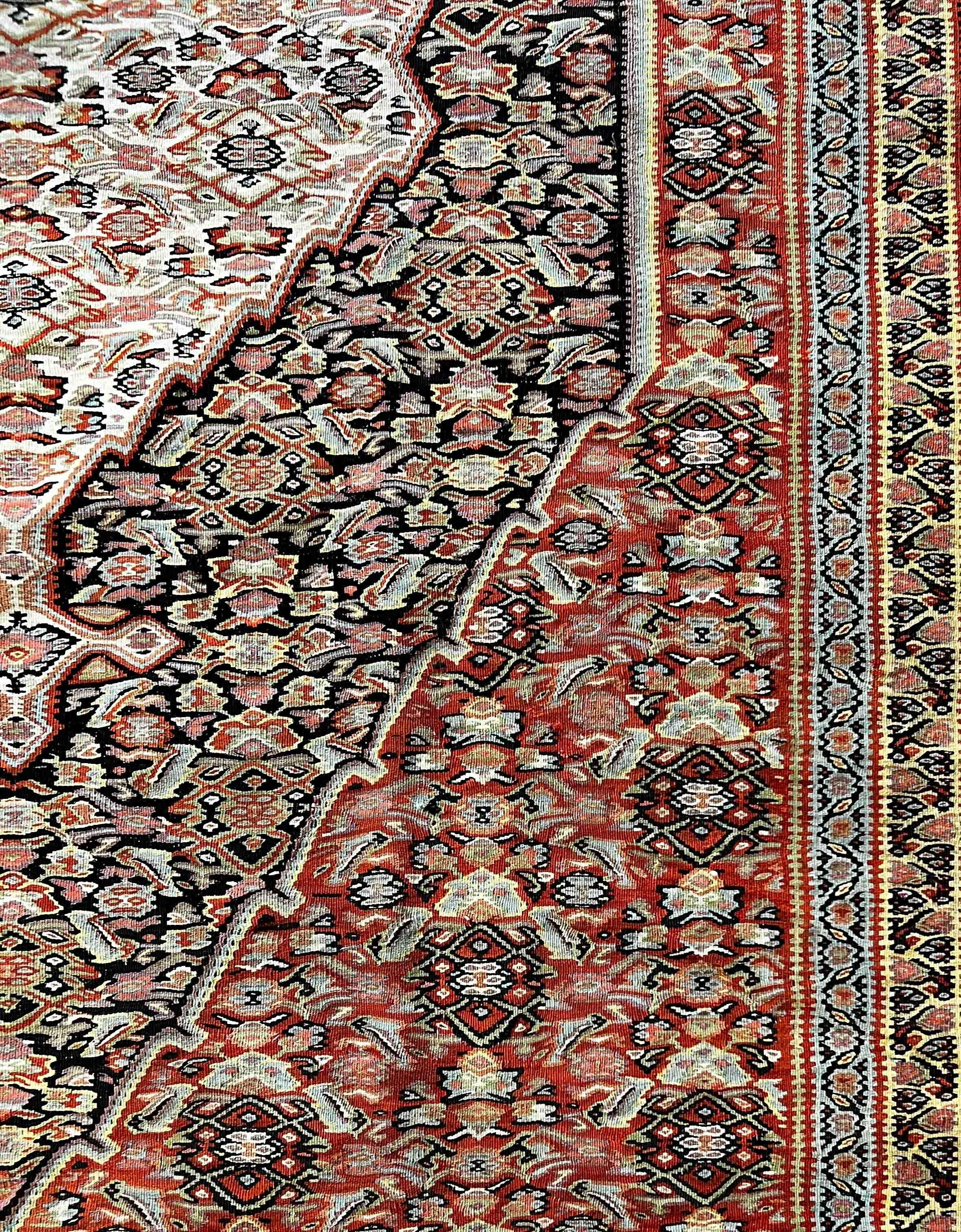 663 - Alter feiner Senneh-Kelim im Angebot 8