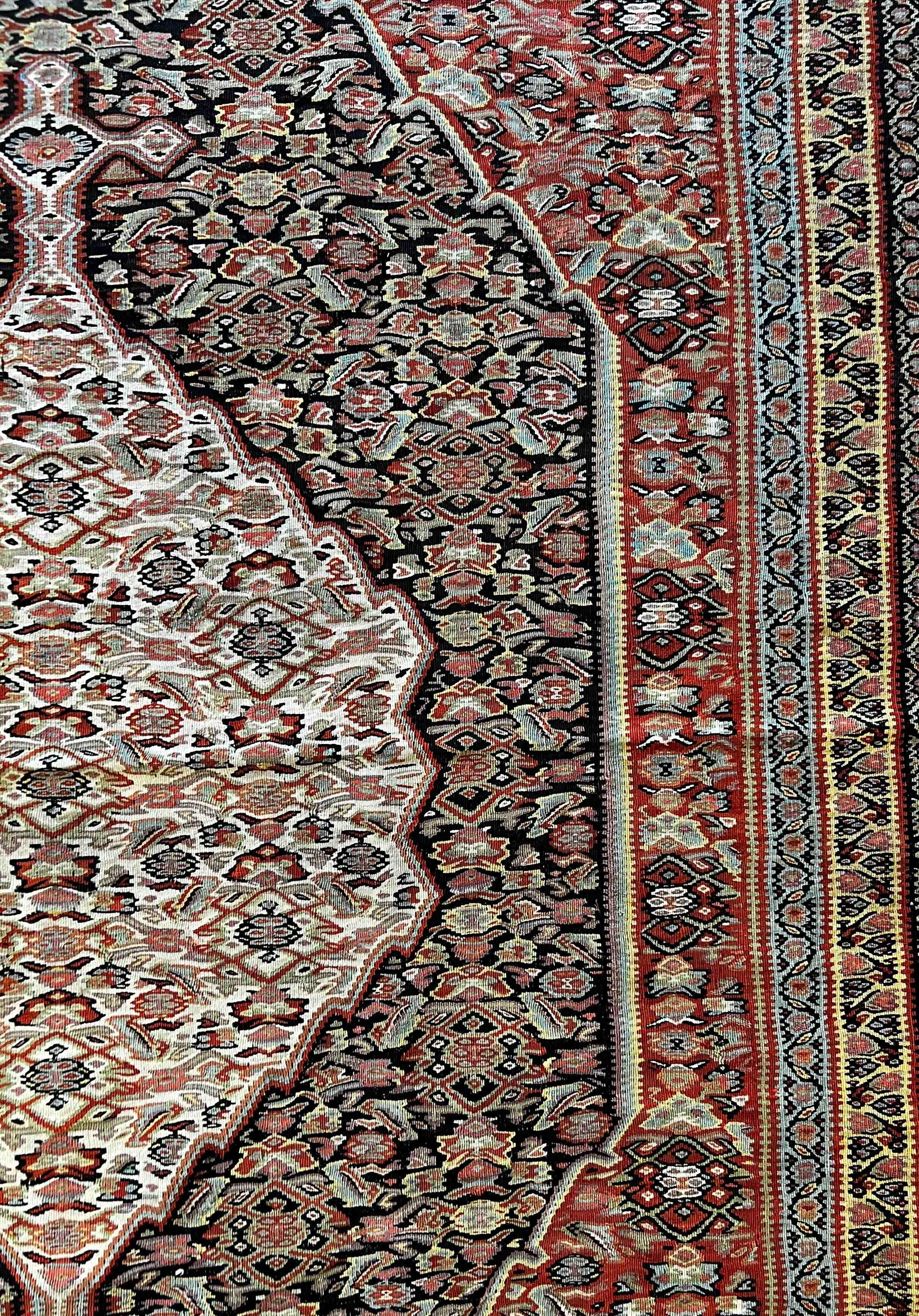 663 - Alter feiner Senneh-Kelim im Angebot 9