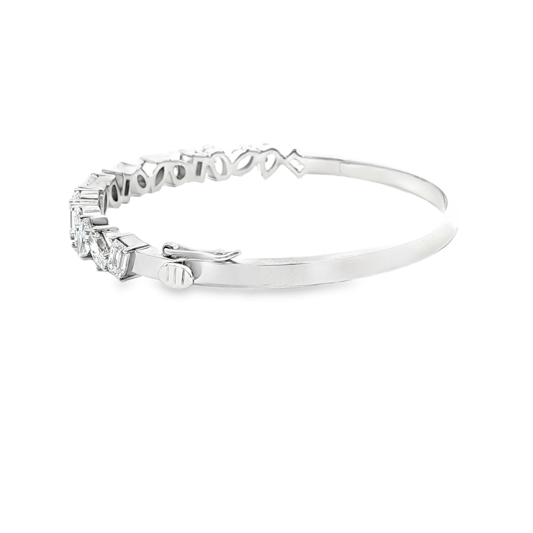 Ce bracelet se compose de dix-sept diamants de taille fantaisie, pesant 6,63 ct de couleur G-H et de pureté SI, sertis dans de l'or blanc 14K. 
