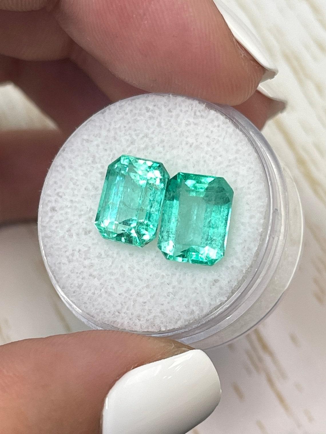 A. Stone: Smeraldo
Peso totale: 6,63-tcw
Forma: Taglio smeraldo
Chiarezza: Trasparente
Lucentezza: Molto buono
Colore: Verde bluastro medio chiaro
Misure: 9.81mm x 7.55mm x 6.35mm // 9.81mm x 7.58mm x 5.40mm
Origine geografica: Colombia
Trattamento: