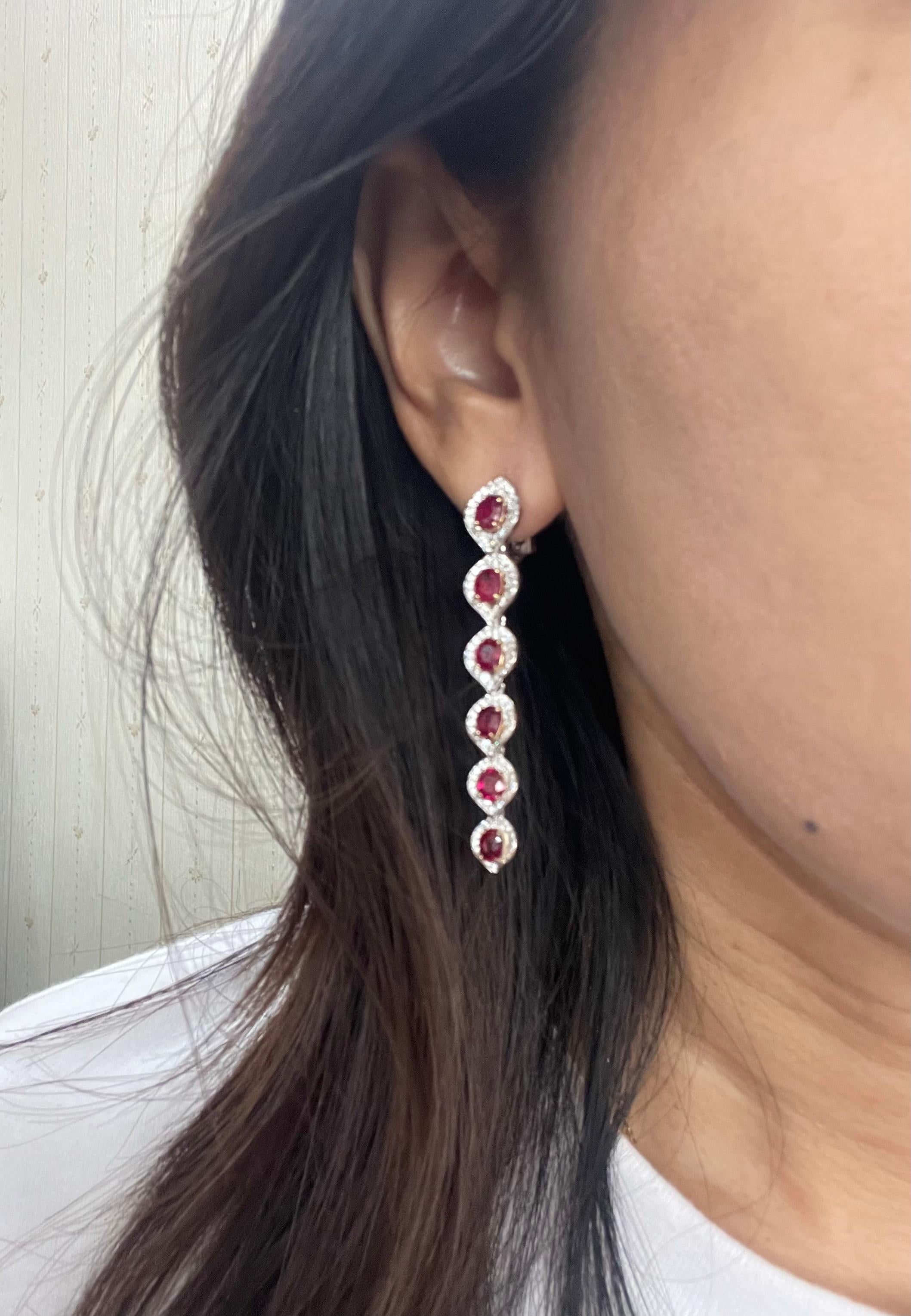 6,64 Karat Ovalschliff Rubin-Ohrringe mit Diamanten aus 18 Karat Weißgold im Angebot 2