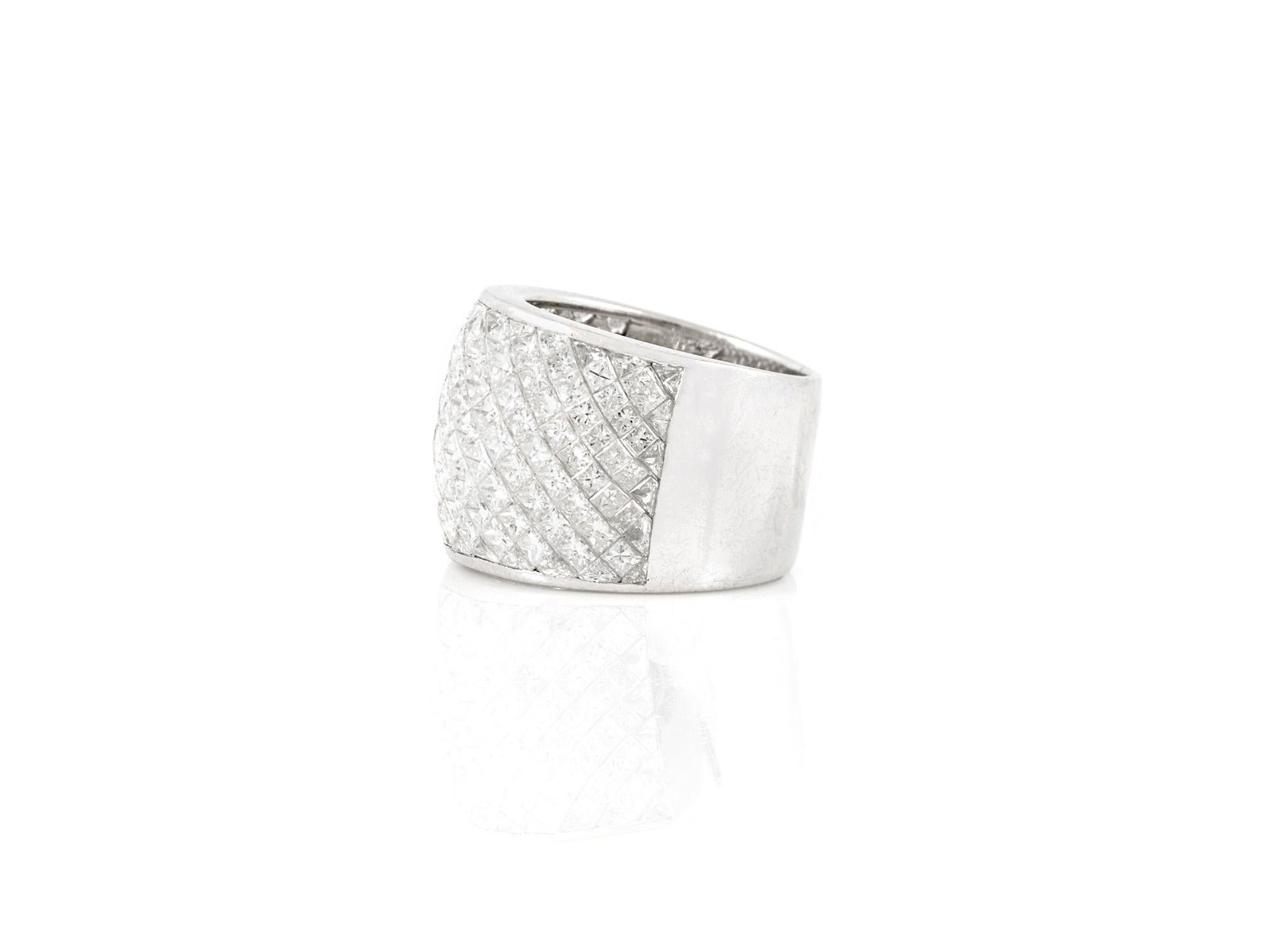 Finement réalisée en platine avec des diamants de taille princesse en serti invisible pesant environ 6,65 carats au total.
Taille 6
avant 16mm arrière 12mm