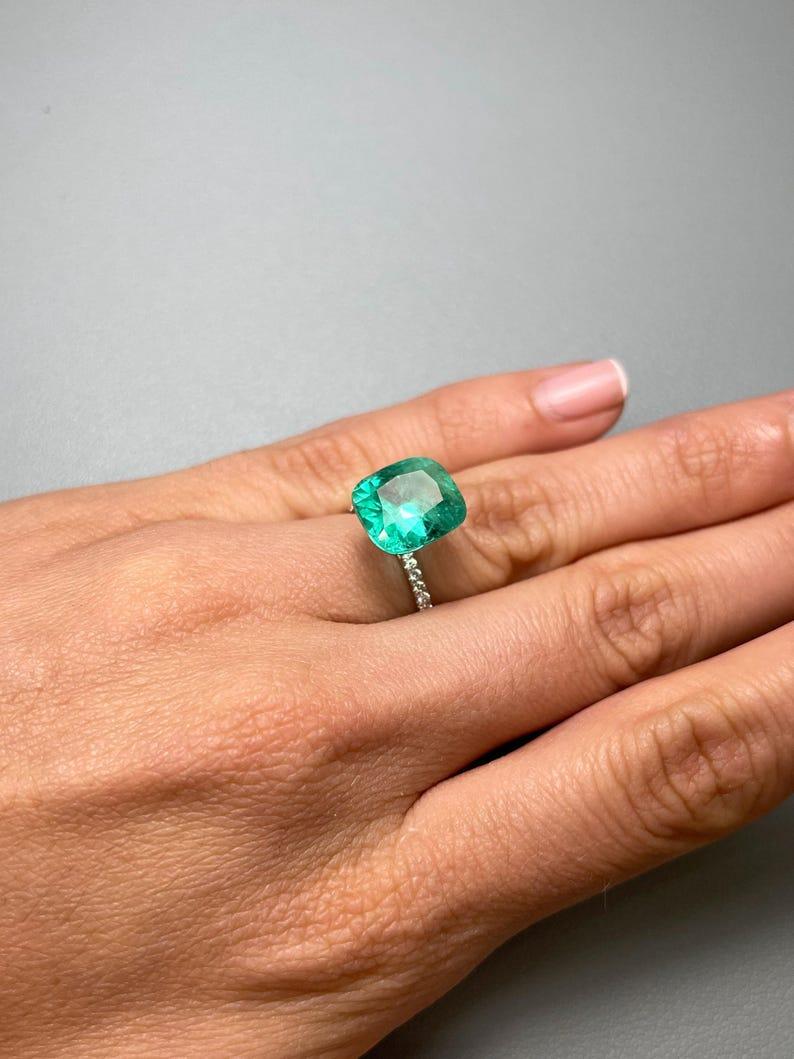 Esmeralda colombiana verde azulada media de 6,65 quilates - Gema Chivor talla cojín en venta 2