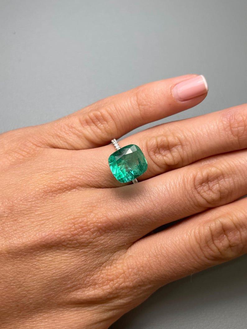 Esmeralda colombiana verde azulada media de 6,65 quilates - Gema Chivor talla cojín en venta 1