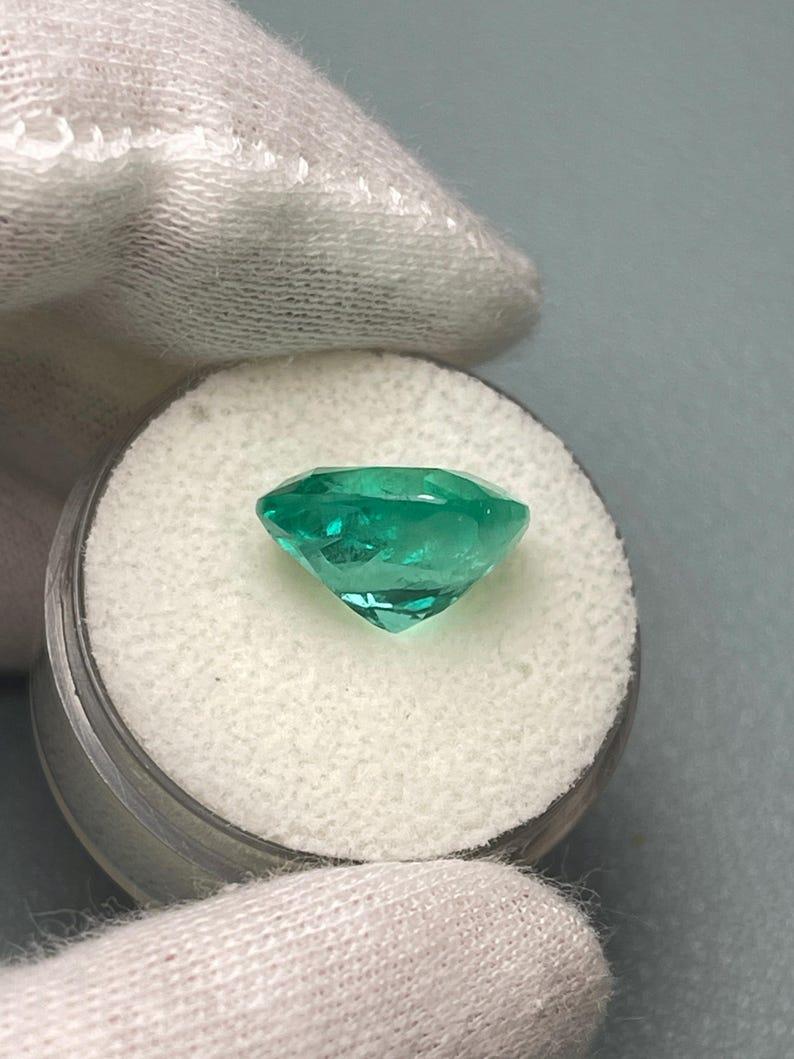 De las mujeres Esmeralda colombiana verde azulada media de 6,65 quilates - Gema Chivor talla cojín en venta
