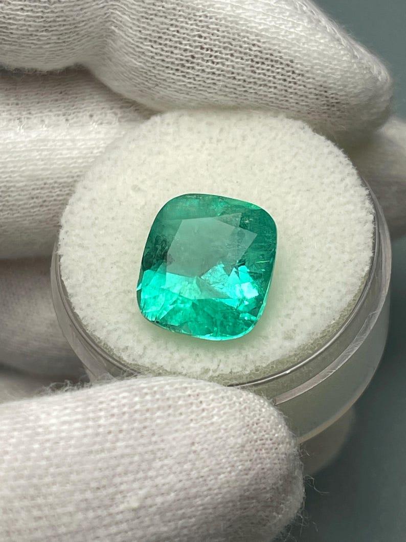Esmeralda colombiana verde azulada media de 6,65 quilates - Gema Chivor talla cojín en Nuevo estado para la venta en Jupiter, FL