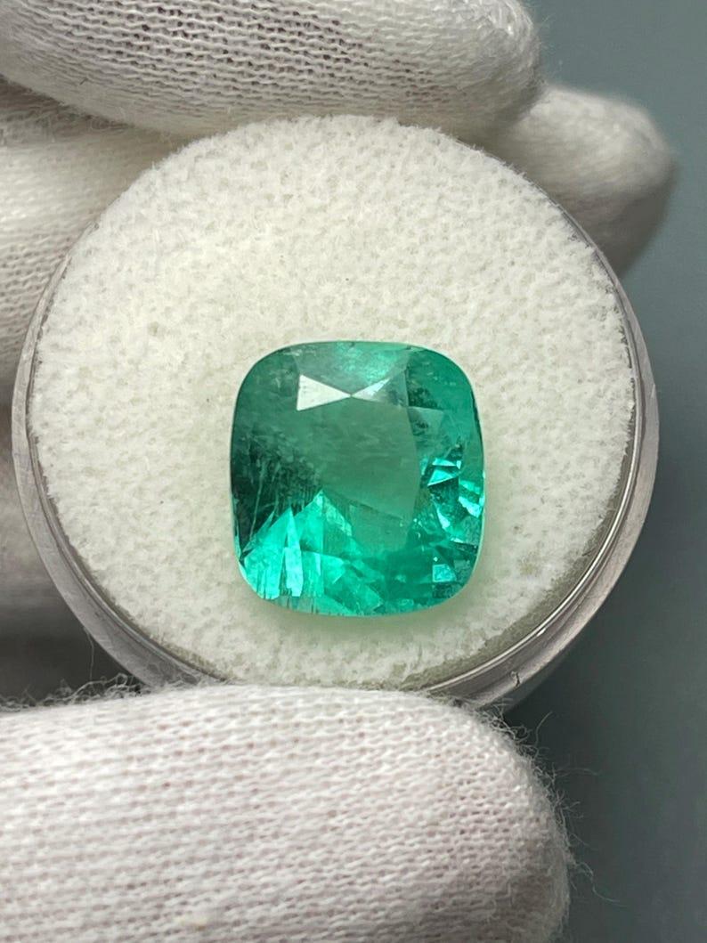 Piedra: Esmeralda
Peso: 6,65 quilates
Forma: Corte de cojín
Claridad: Transparente
Lustre: Muy bueno
Color: Verde azulado medio
Medidas: 12,22 mm x 11,39 mm x 7,78 mm
Origen geográfico: Colombia
Tratamiento: Natural, Aceite

Observaciones: Debido a