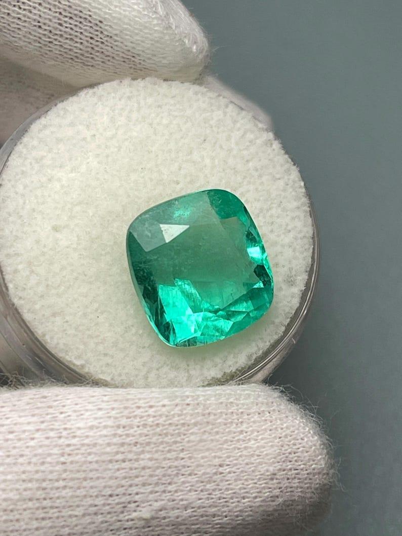 Esmeralda colombiana verde azulada media de 6,65 quilates - Gema Chivor talla cojín Moderno en venta