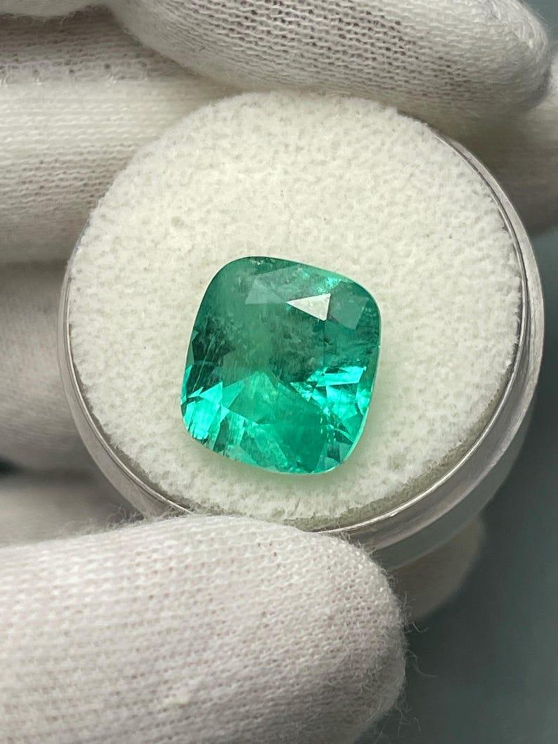 Esmeralda colombiana verde azulada media de 6,65 quilates - Gema Chivor talla cojín Corte cojín en venta