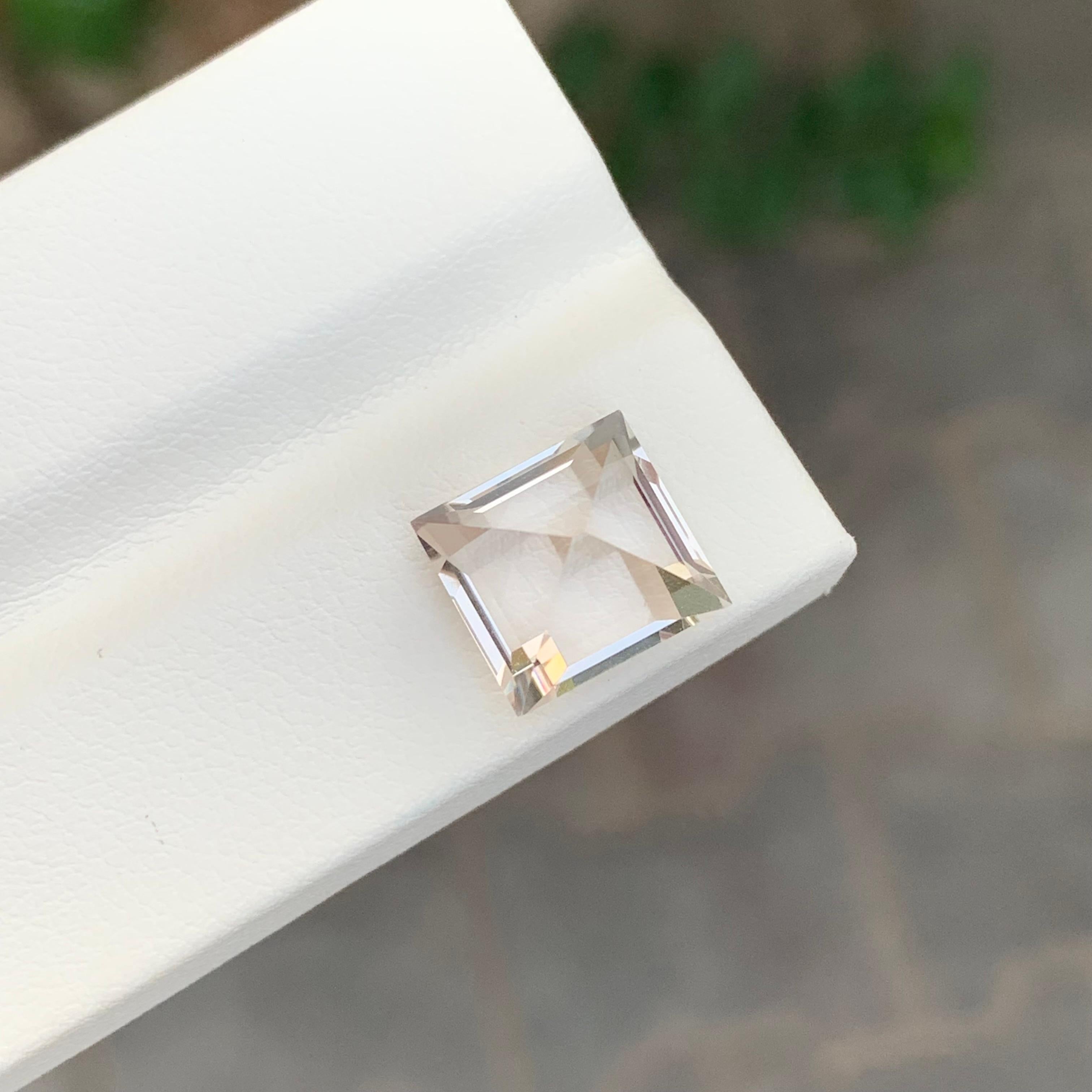 6.65 Carat Natural Faceted Golden Topaz Princess Cut Gemstone (Topaze dorée à facettes, taille princesse) en vente 4