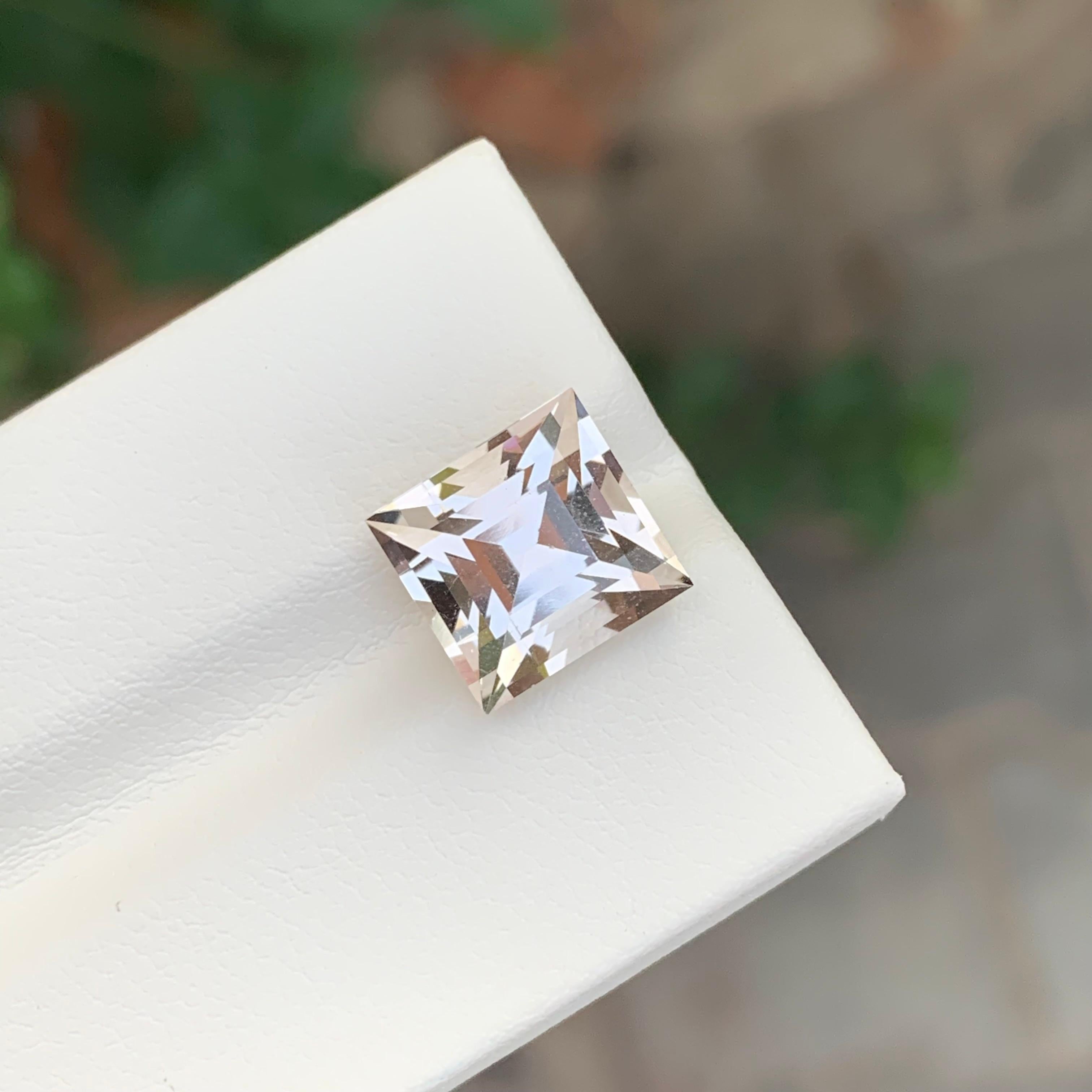 Arts and Crafts 6.65 Carat Natural Faceted Golden Topaz Princess Cut Gemstone (Topaze dorée à facettes, taille princesse) en vente