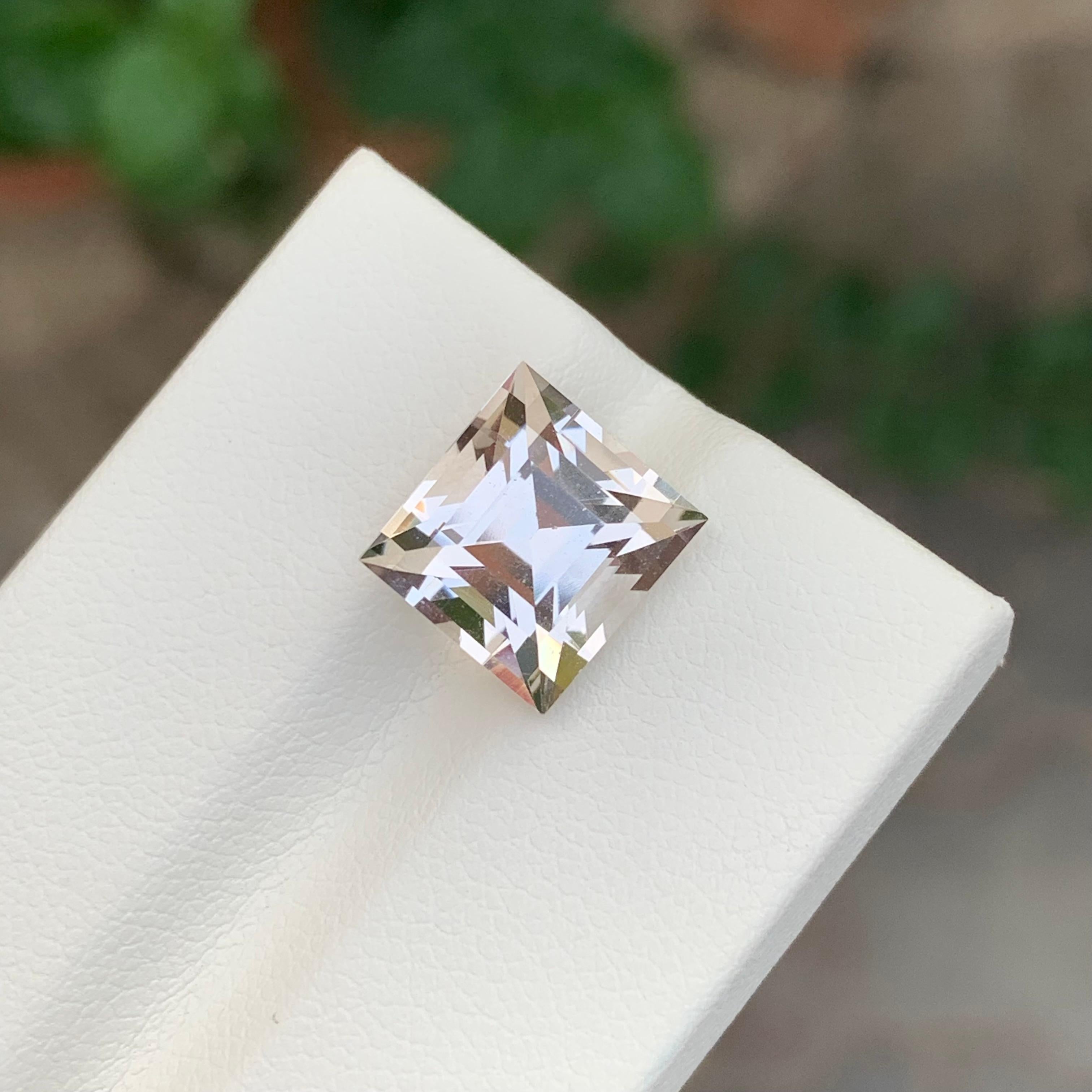 Taille princesse 6.65 Carat Natural Faceted Golden Topaz Princess Cut Gemstone (Topaze dorée à facettes, taille princesse) en vente
