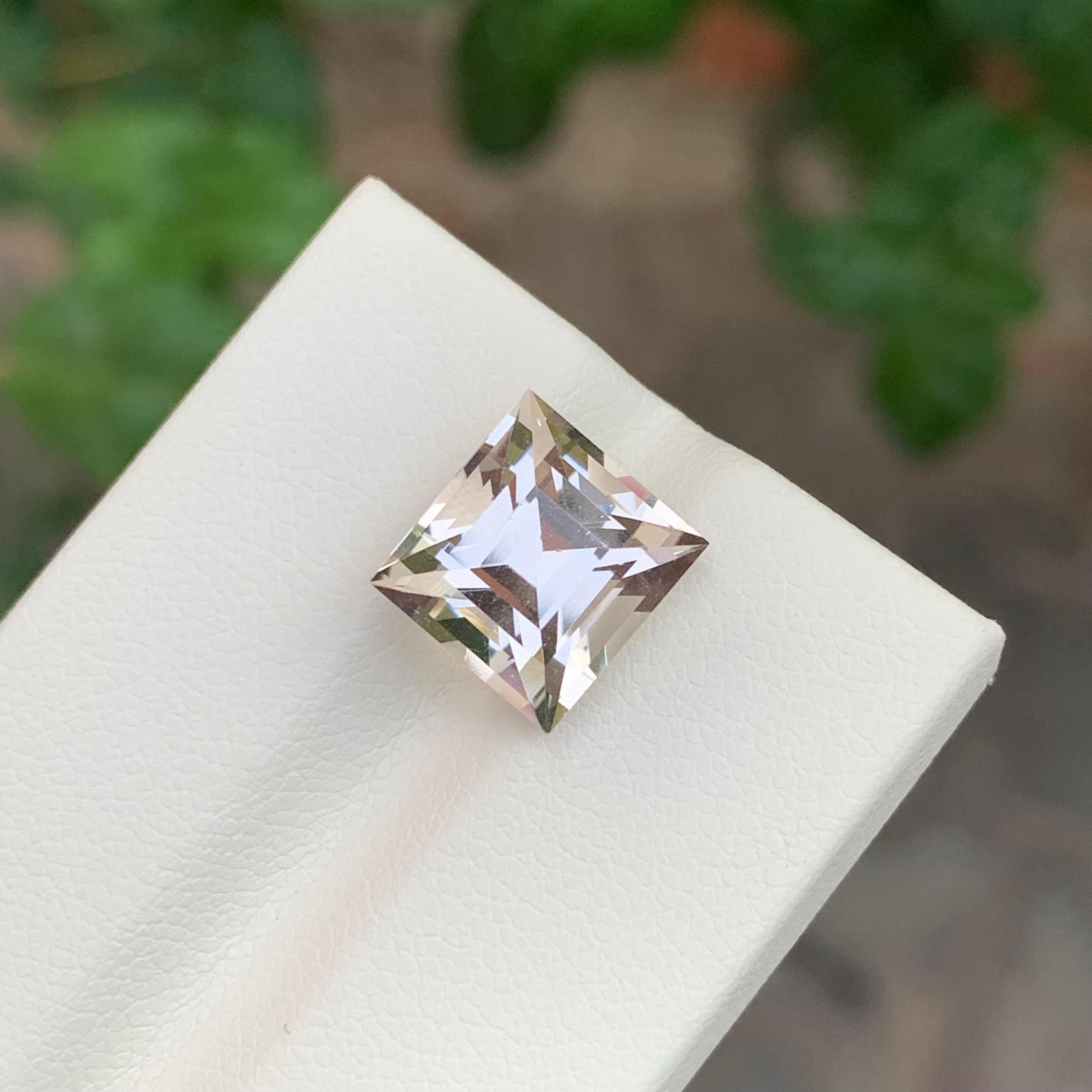 6.65 Carat Natural Faceted Golden Topaz Princess Cut Gemstone (Topaze dorée à facettes, taille princesse) Unisexe en vente