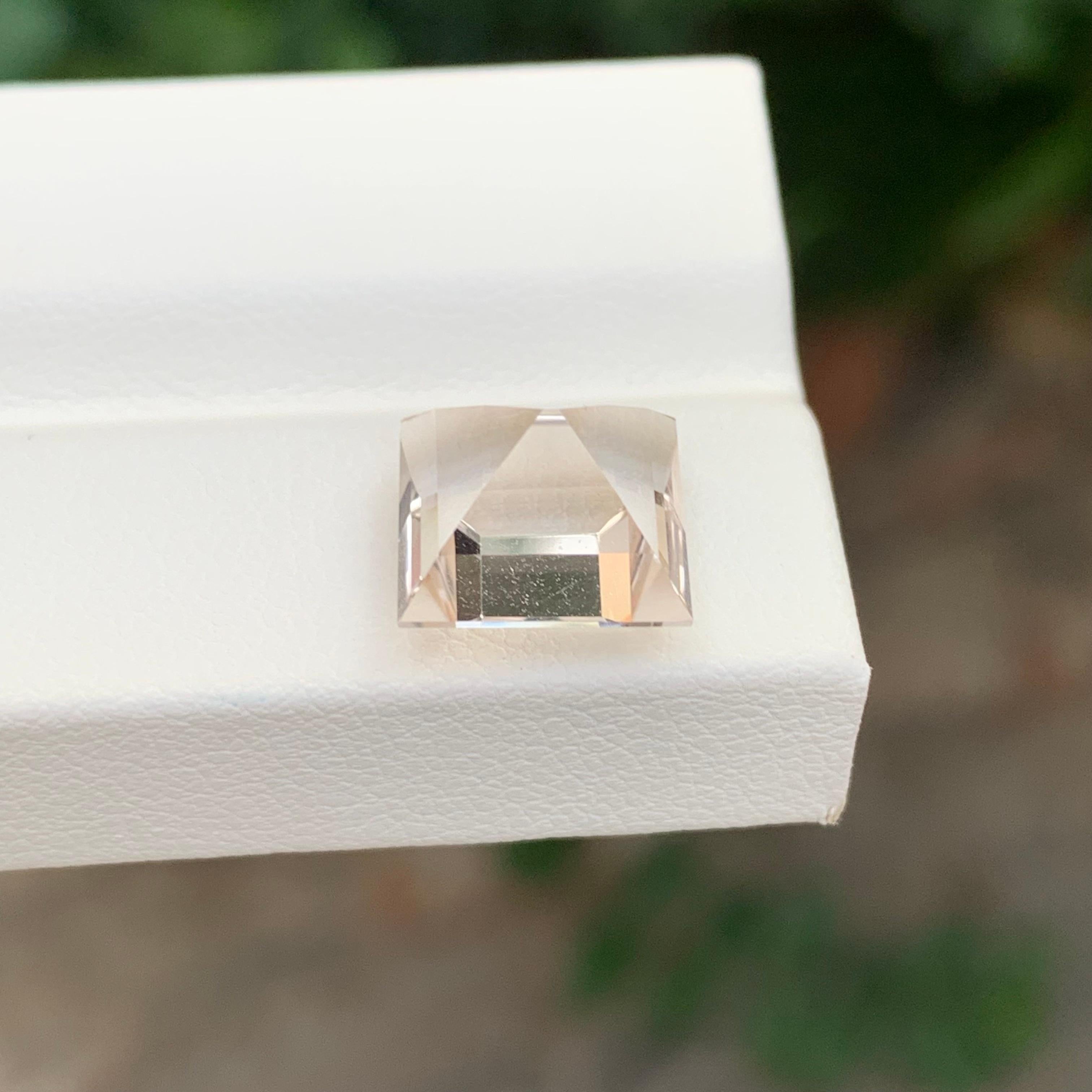 6.65 Carat Natural Faceted Golden Topaz Princess Cut Gemstone (Topaze dorée à facettes, taille princesse) en vente 3