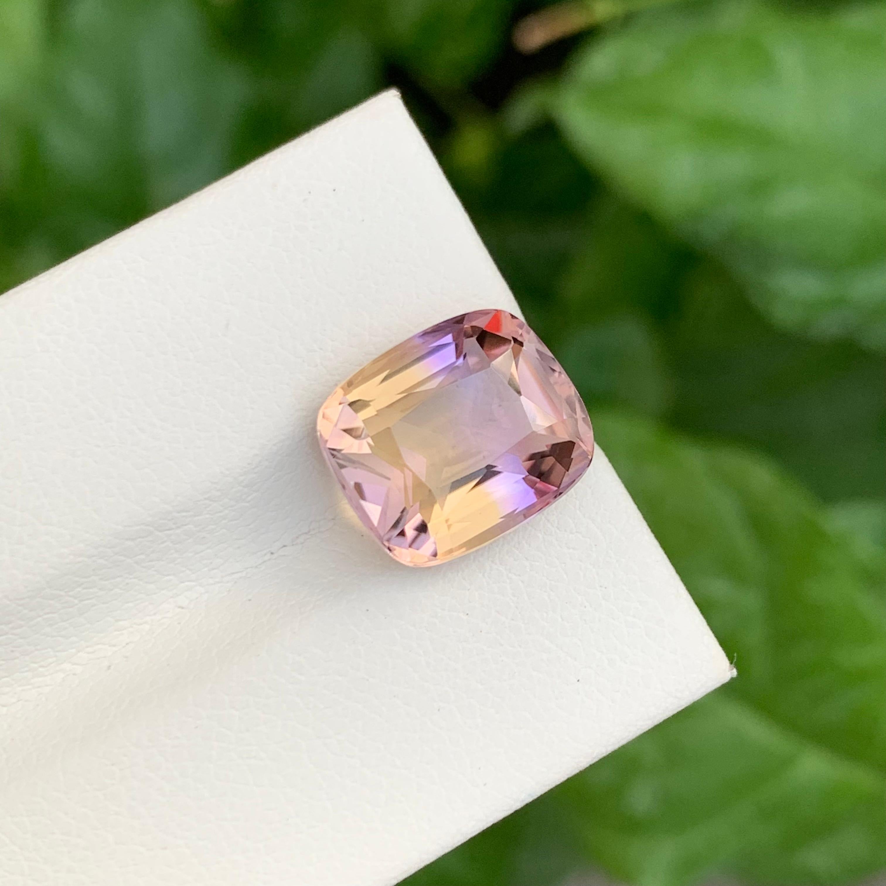 Ametrina facetada
Peso: 6,65 quilates
Dimensión; 12,3 x 10,5 x 7,7 Mm
Origen: Brasil
Color: morado y amarillo
Forma: Cojín 
Tratamiento: No
Certficado: A petición
.
El ametrino es una gema única y cautivadora que muestra una armoniosa mezcla de dos