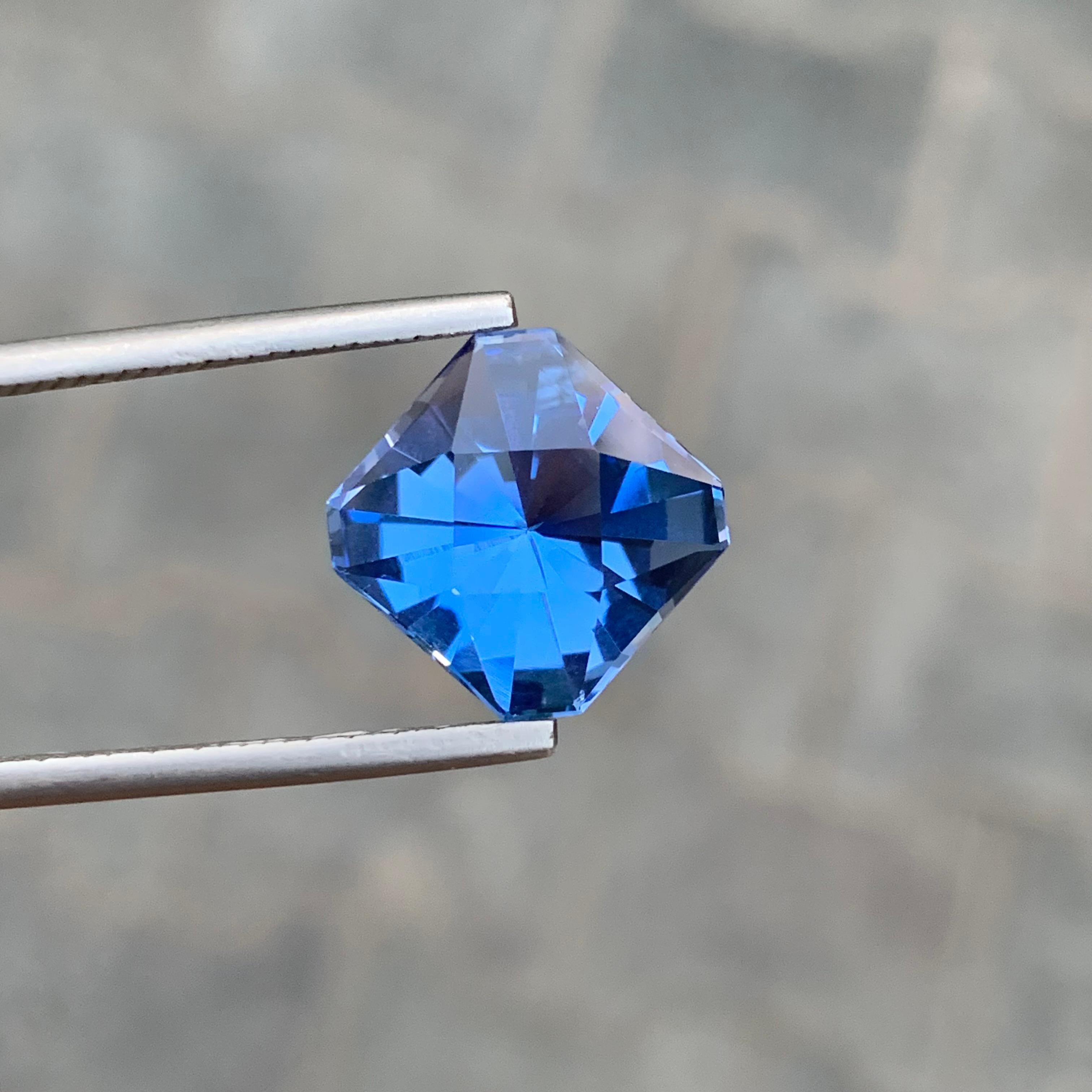 Arts and Crafts 6.65 Carat Stunning Faceted Aquamarine Goshenite Fancy Cut Gemstone For Sale