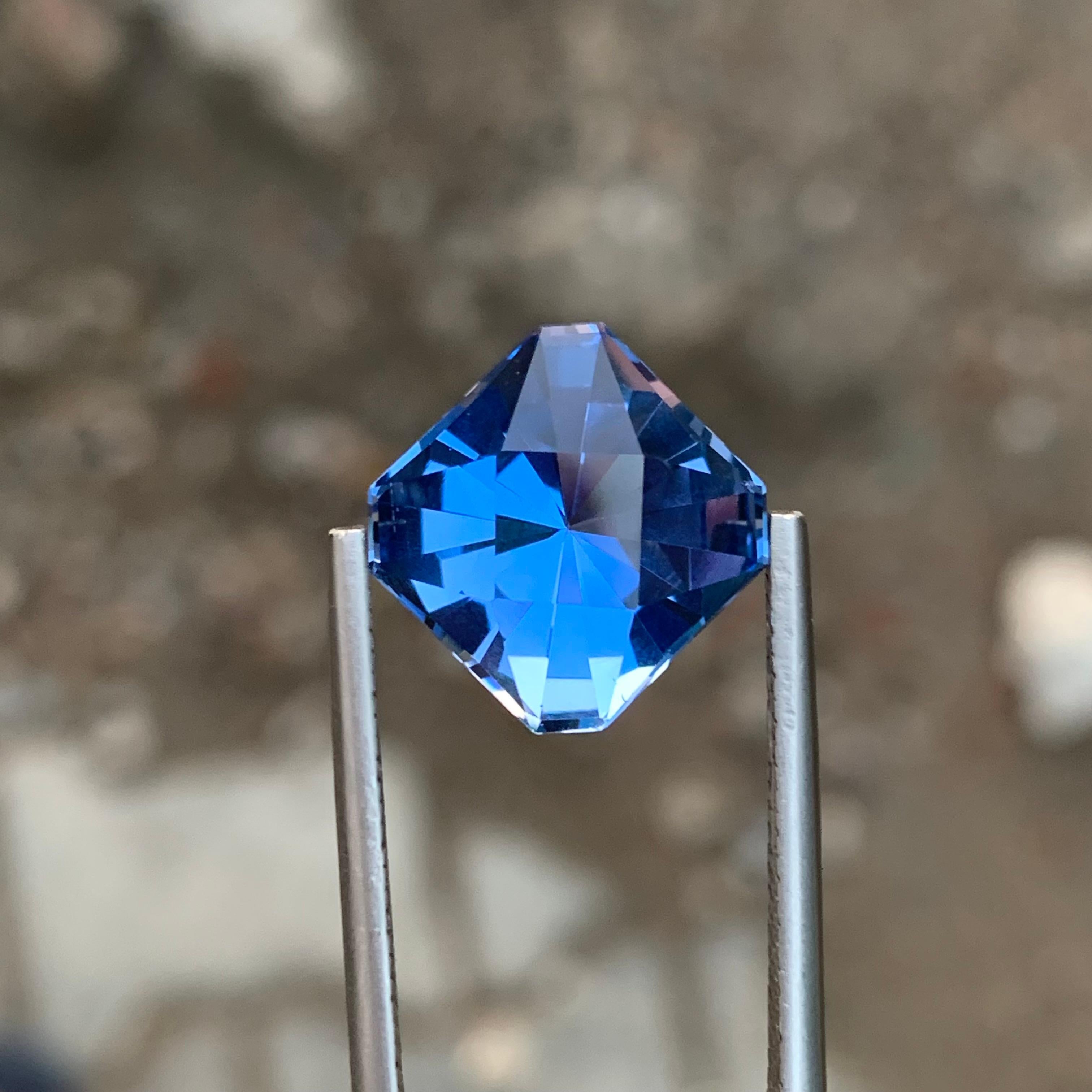 Women's or Men's 6.65 Carat Stunning Faceted Aquamarine Goshenite Fancy Cut Gemstone For Sale
