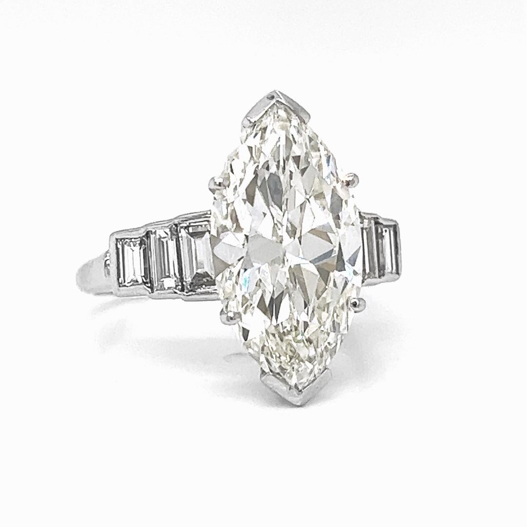 Wir präsentieren den schillernden 6,65 Karat Gesamtgewicht (T.W.) Marquise und Baguette Natural GIA Certified Diamond Platinum Ring - eine exquisite Mischung aus Eleganz und Raffinesse. Dieser mit Präzision und Sorgfalt gefertigte Ring ist ein