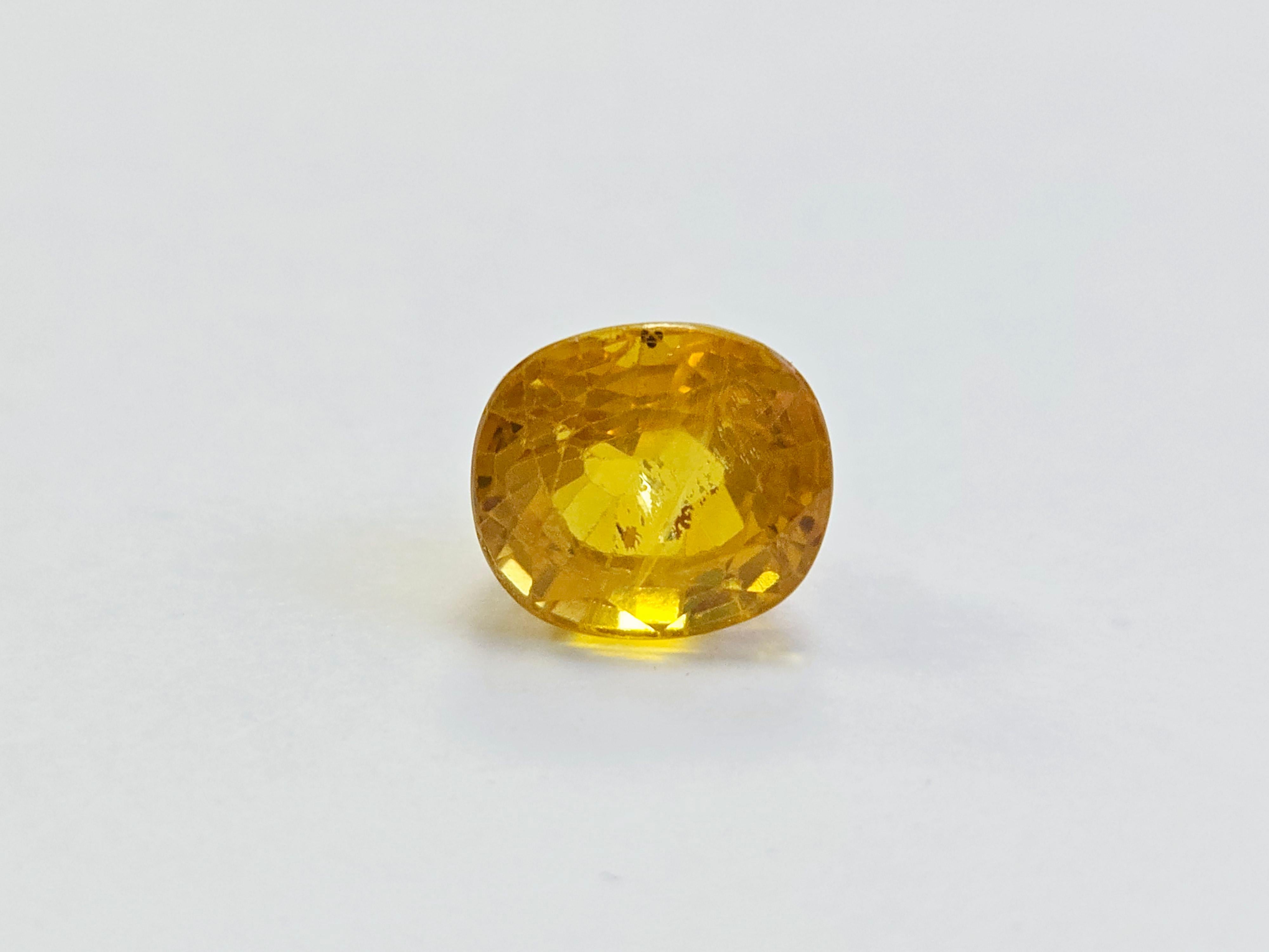 Rayonnant de chaleur et d'éclat, cet exceptionnel saphir jaune naturel de 6,66 carats présente une taille coussin classique, mettant en valeur sa teinte dorée vibrante et sa remarquable clarté. Cette pierre précieuse présente un jaune vif et saturé