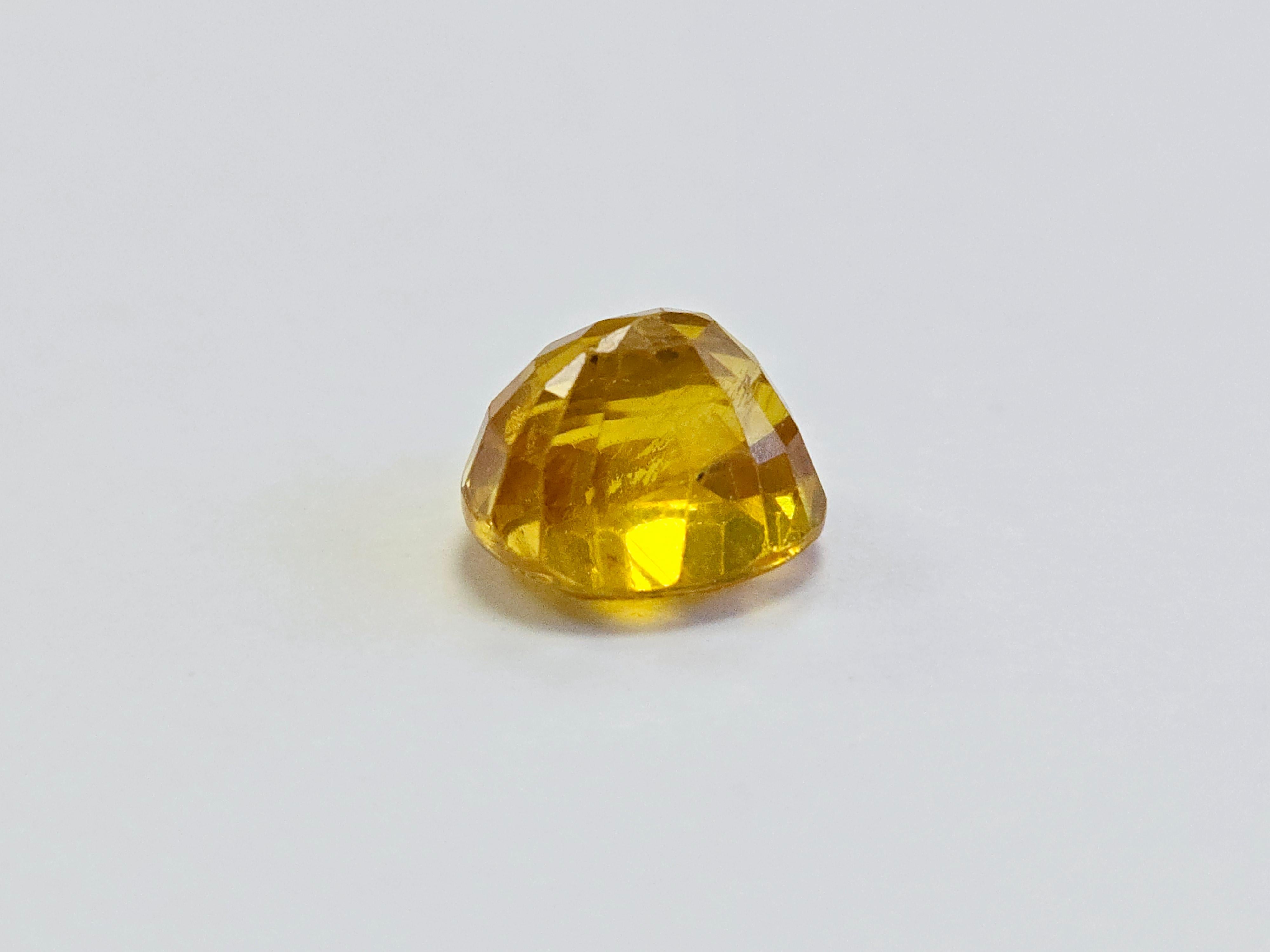 Taille coussin Saphir jaune coussin naturel de 6,66 carats en vente