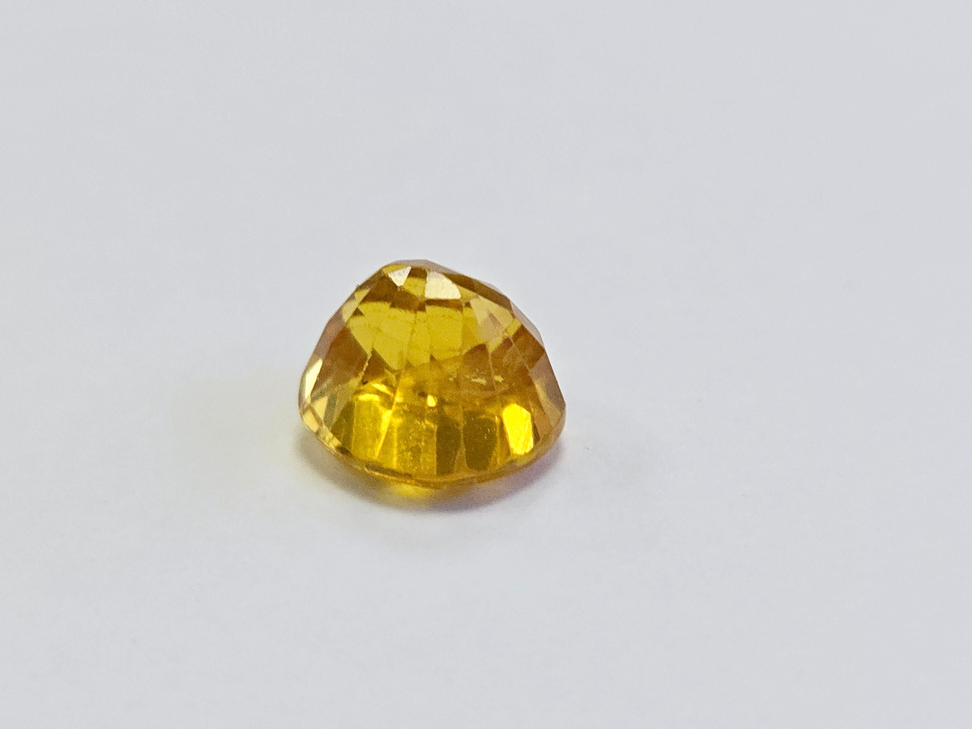Saphir jaune coussin naturel de 6,66 carats Neuf - En vente à Great Neck Plaza, NY
