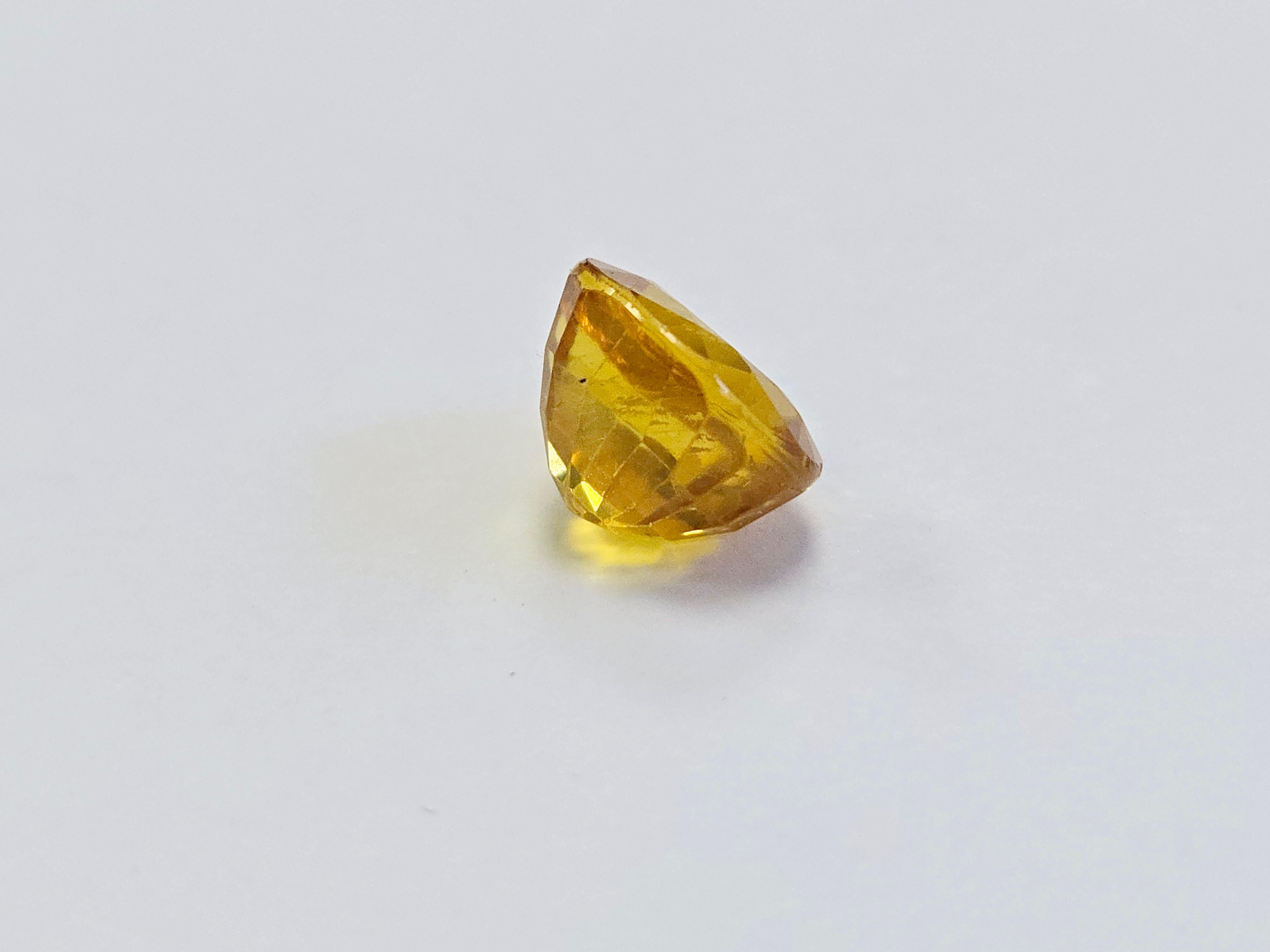 Saphir jaune coussin naturel de 6,66 carats Pour femmes en vente