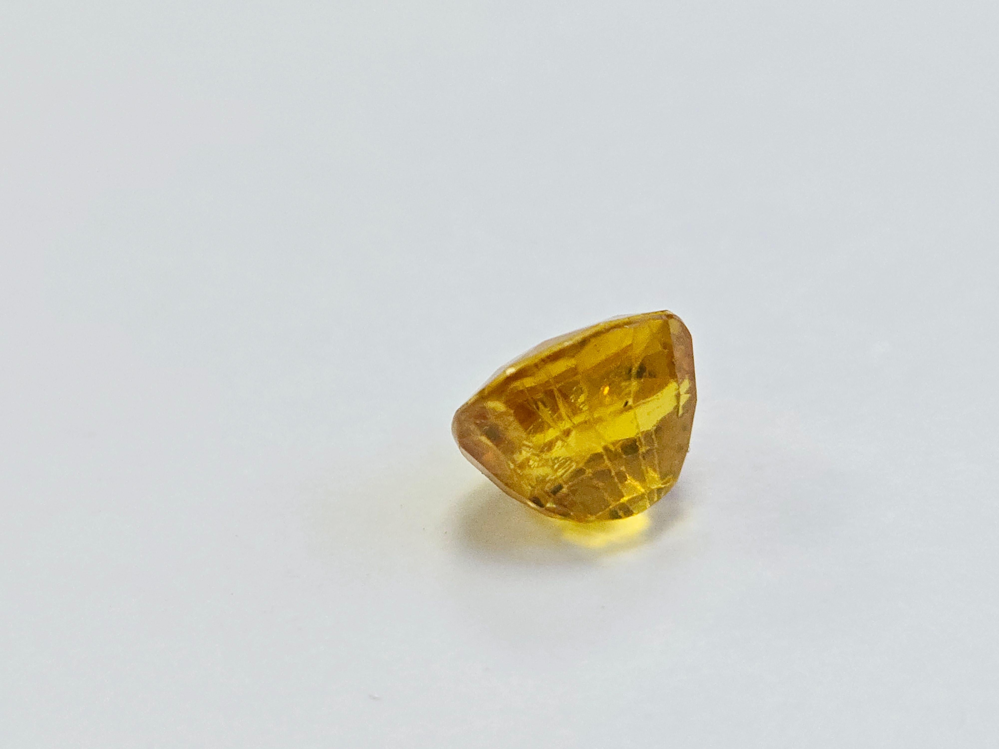 Saphir jaune coussin naturel de 6,66 carats en vente 1