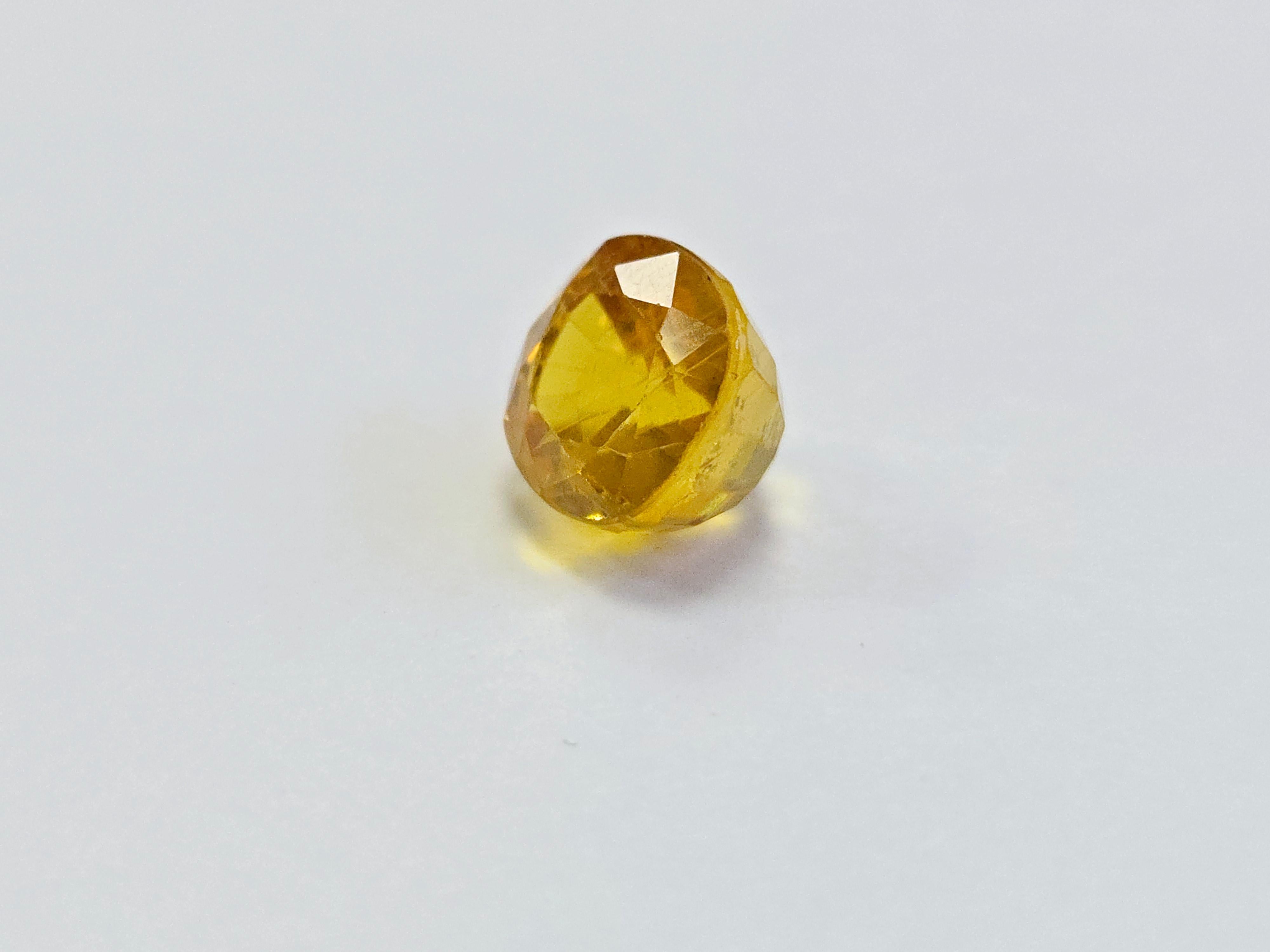 Saphir jaune coussin naturel de 6,66 carats en vente 2