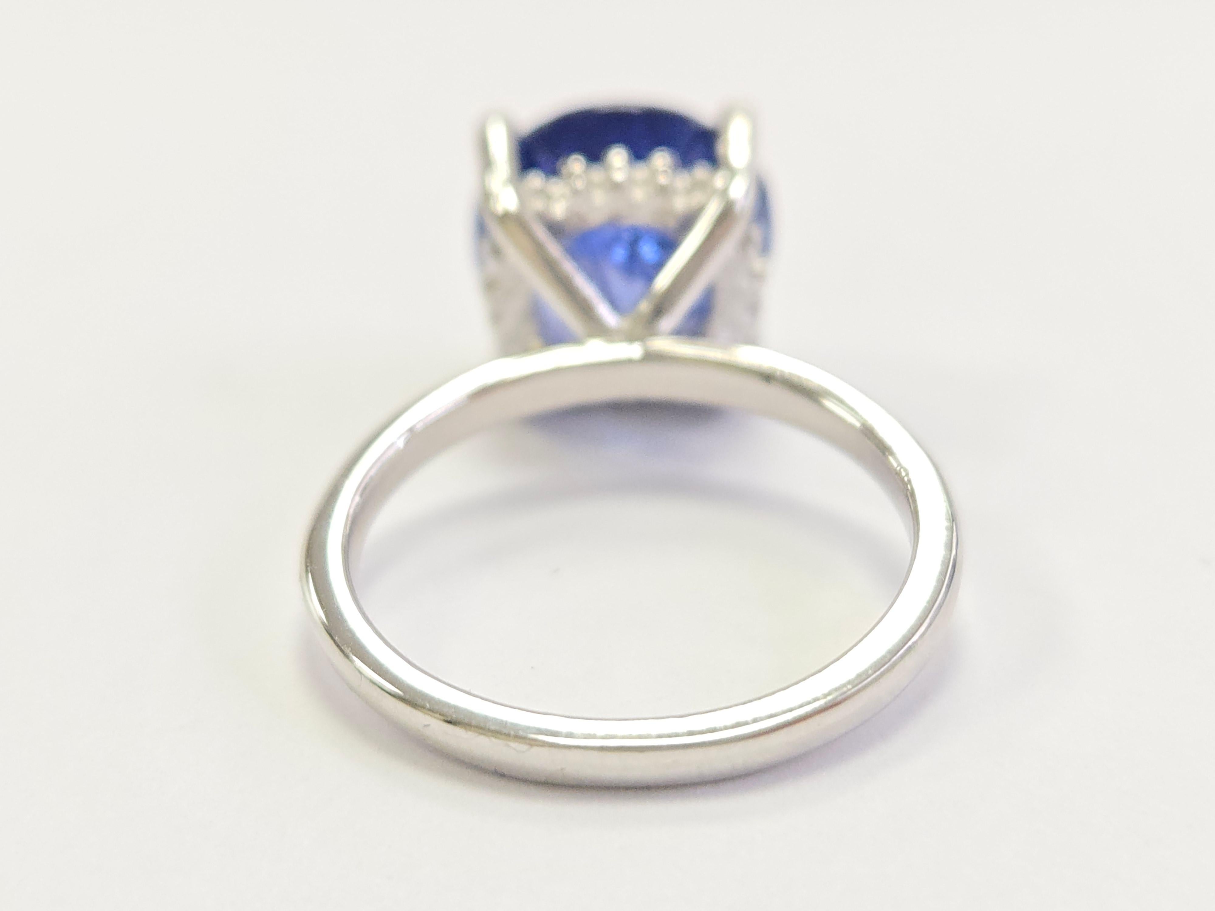 Women's 6.66 Carats Round Shape Natural Sapphire Ring 14 Karat White Gold For Sale