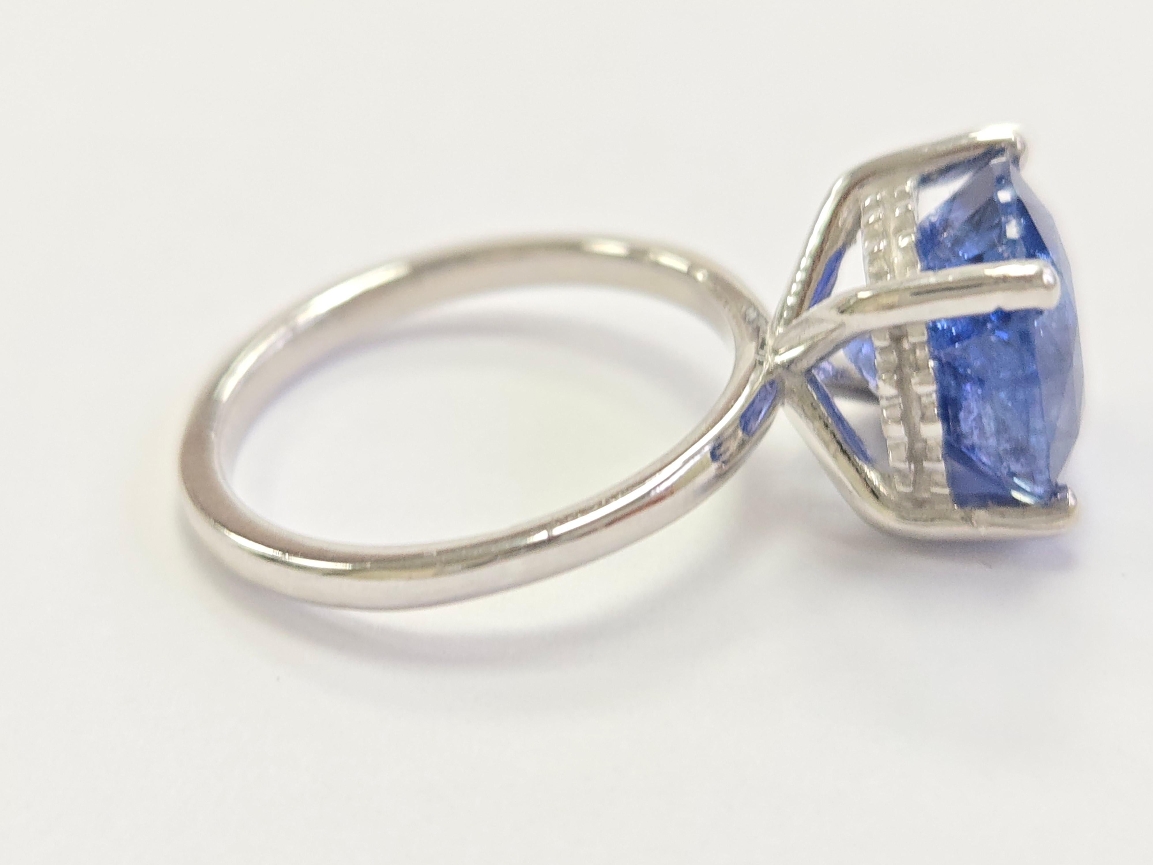 6.66 Carats Round Shape Natural Sapphire Ring 14 Karat White Gold For Sale 1