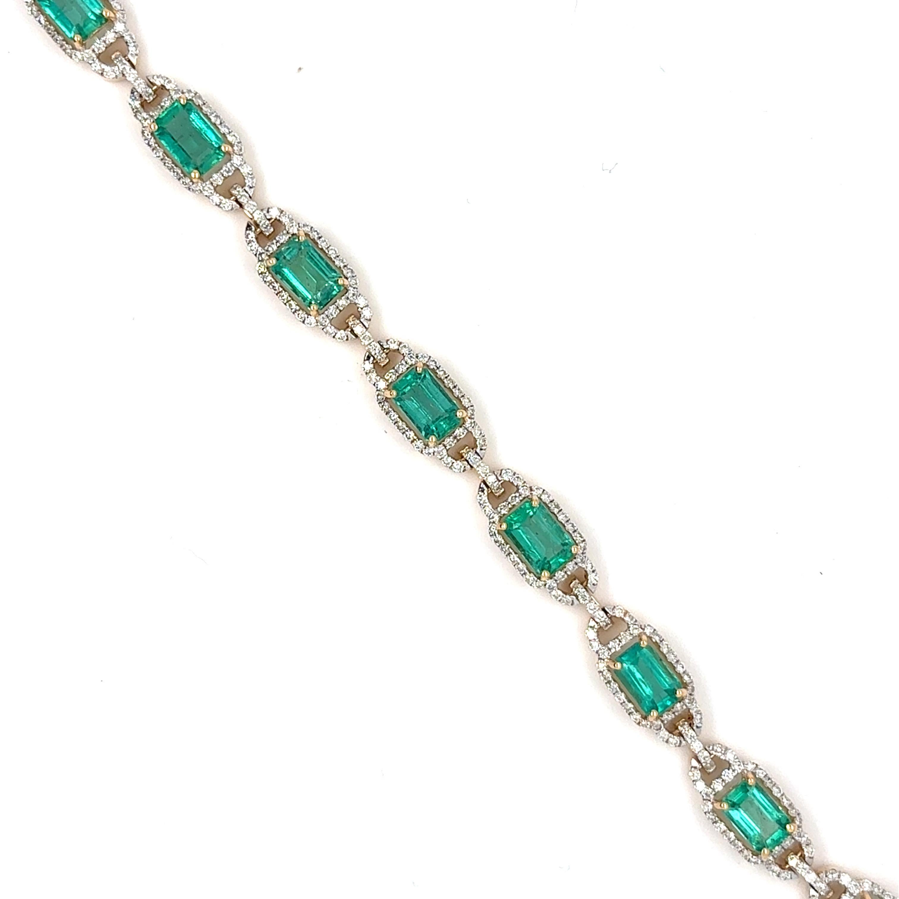 Pulsera de esmeraldas y diamantes de 6,66 quilates
Esta elegante pulsera estilo eslabón está elaborada en oro amarillo de 18 quilates y exhibe 12 vibrantes esmeraldas que suman un total de 6,66 quilates, bellamente acentuadas por 1,65 quilates de