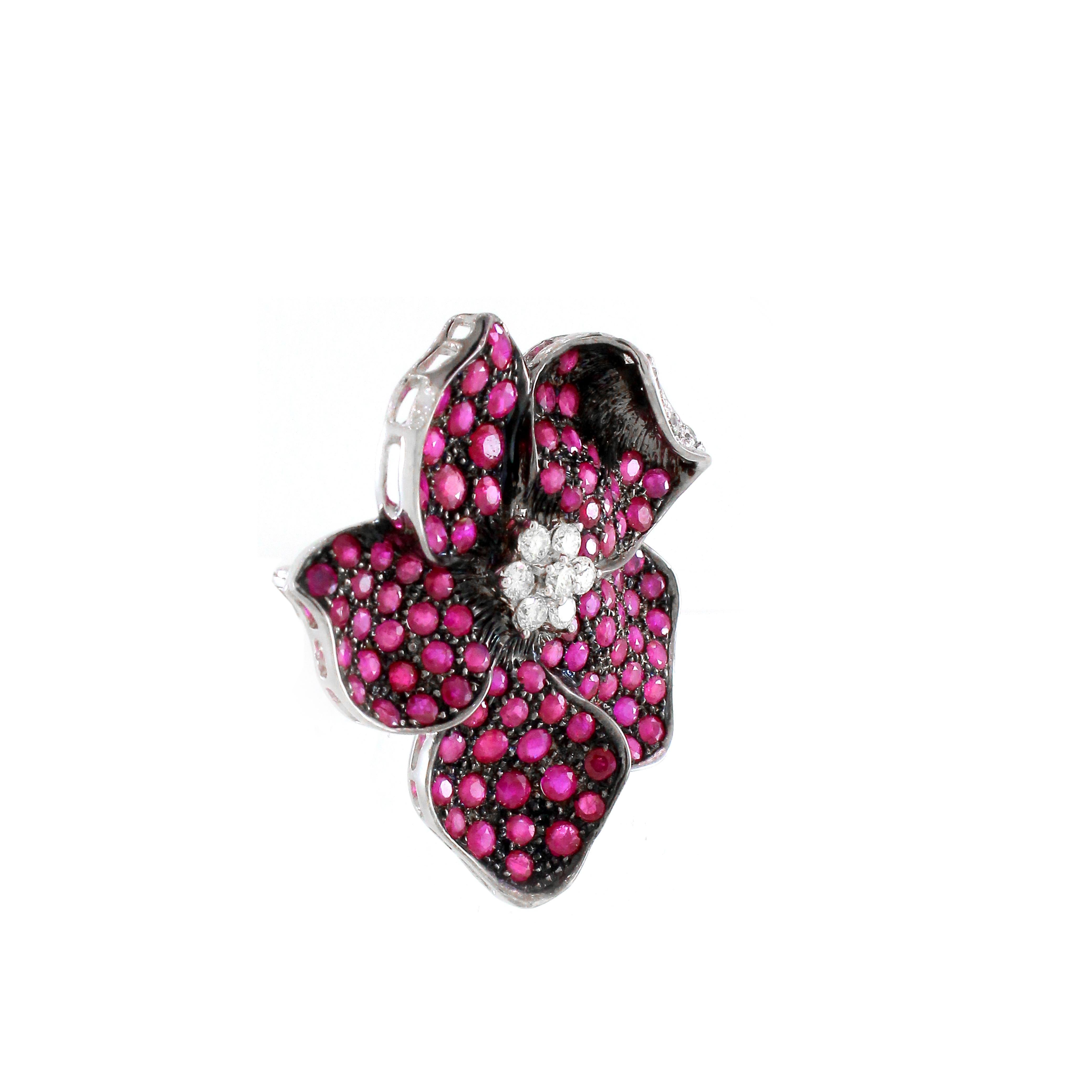 Abbraccia il fascino incantevole di questo squisito ciondolo con spilla ispirato ai fiori, un accessorio versatile perfetto per ogni occasione. Realizzato in oro bianco 18 carati e con un peso di 14,69 grammi, questo pezzo è una testimonianza di