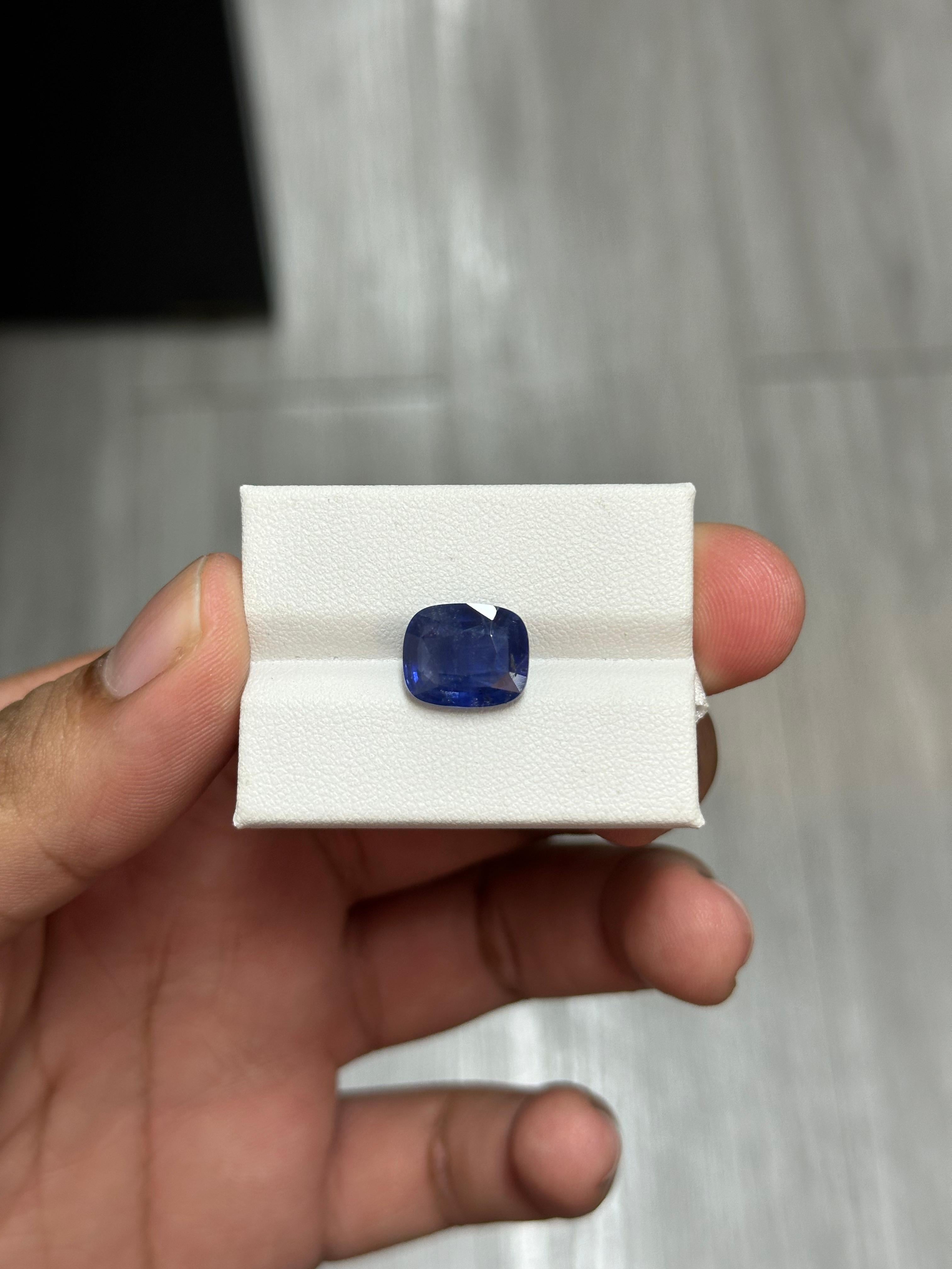 Uno zaffiro da 6.67 carati, che risplende in una tonalità blu reale. Proviene dalle incantevoli miniere di gemme dello Sri Lanka. Questa squisita gemma non ha subito alcun tipo di trattamento, mantenendo la sua origine naturale al 100%. Lo zaffiro è