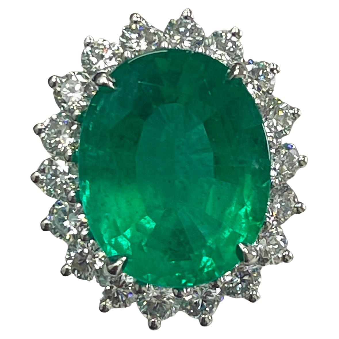 Bague en platine avec émeraude vert vif de 6,67 carats et diamants en vente