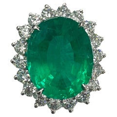 Platinring mit 6,67 Karat lebendigem grünem Smaragd und Diamant