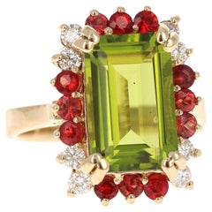 Gelbgoldring mit 6,67 Karat Peridot, Saphir und Diamant