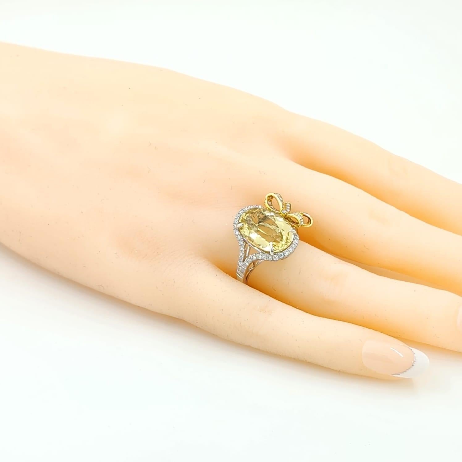 Anello con diamante berillo giallo da 6,67 carati in oro bianco e giallo da 18 carati In condizioni Nuovo in vendita a Hong Kong, HK