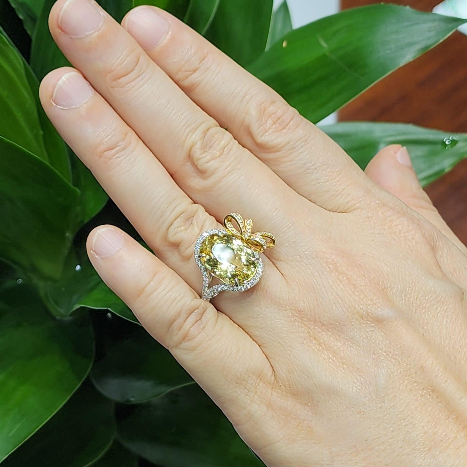 Donna Anello con diamante berillo giallo da 6,67 carati in oro bianco e giallo da 18 carati in vendita