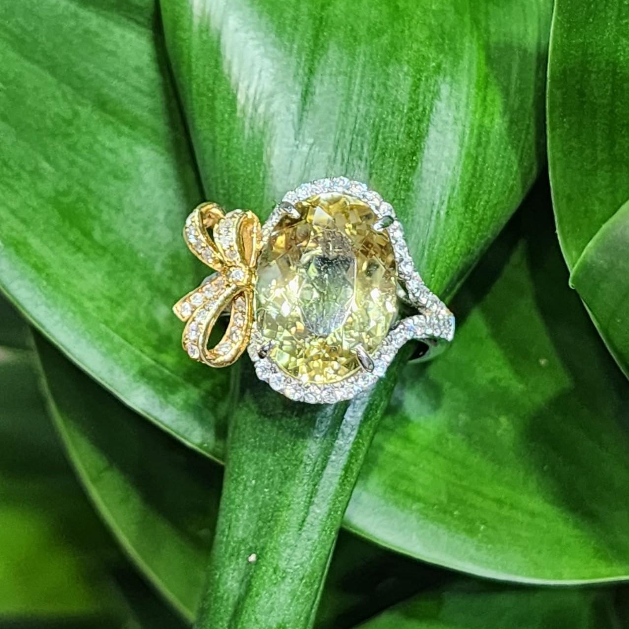 Anello con diamante berillo giallo da 6,67 carati in oro bianco e giallo da 18 carati in vendita 1
