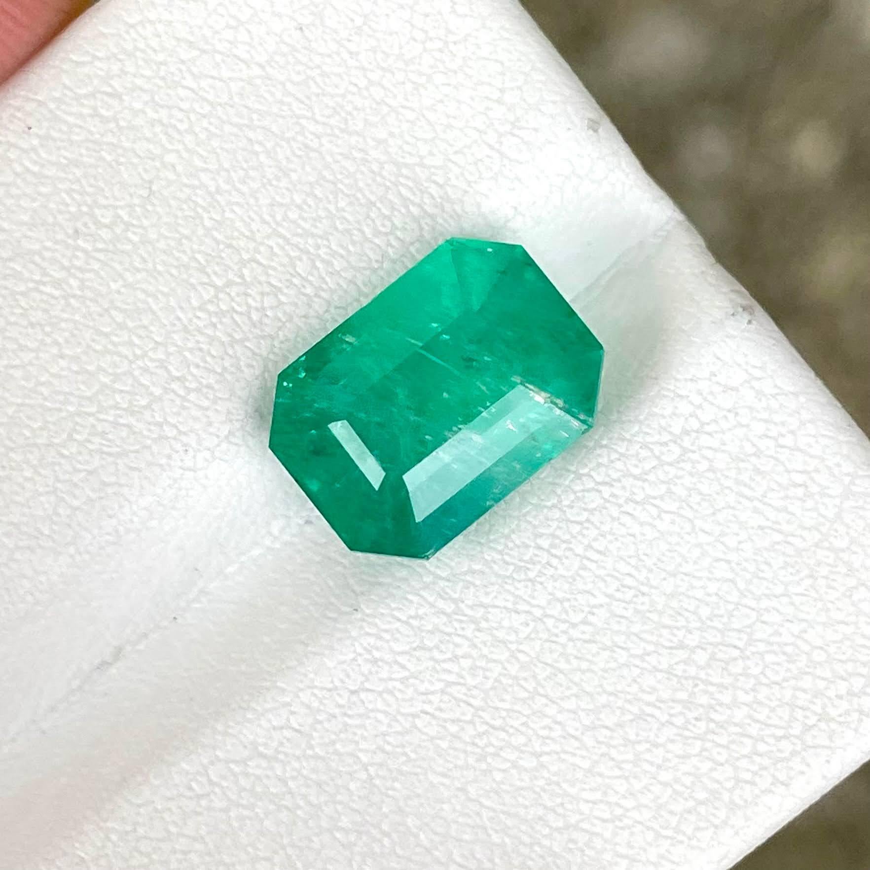 Modern 6.68 carats Emerald Stone Emerald Cut Natural Gemstone from Afghanistan For Sale