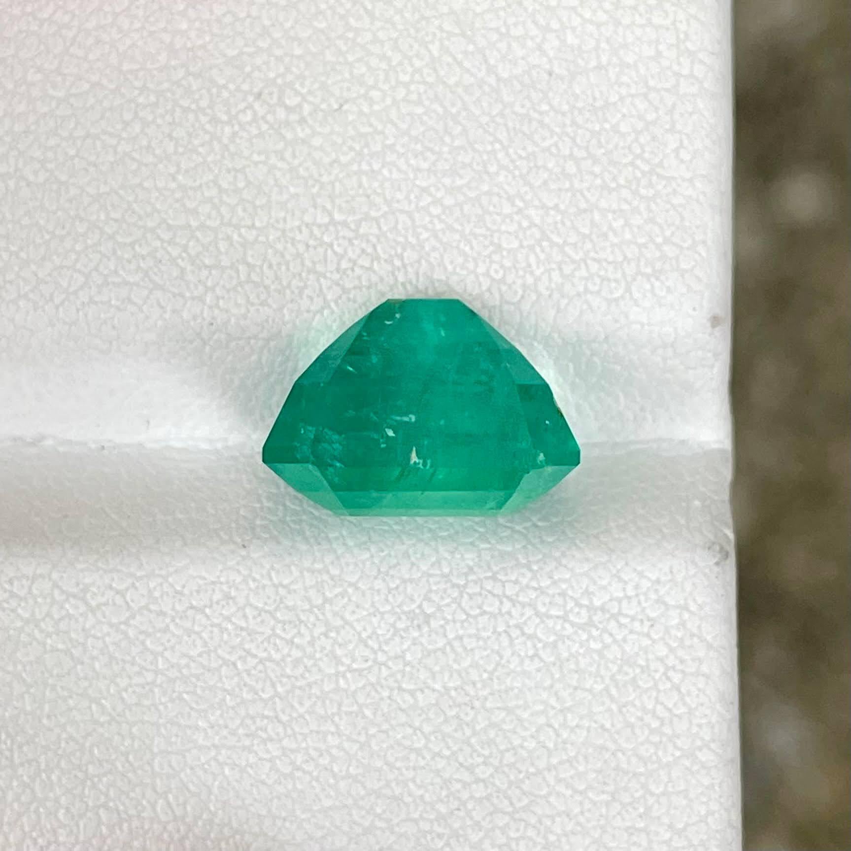 6.68 carats Emerald Stone Emerald Cut Natural Gemstone from Afghanistan In New Condition For Sale In Bangkok, TH