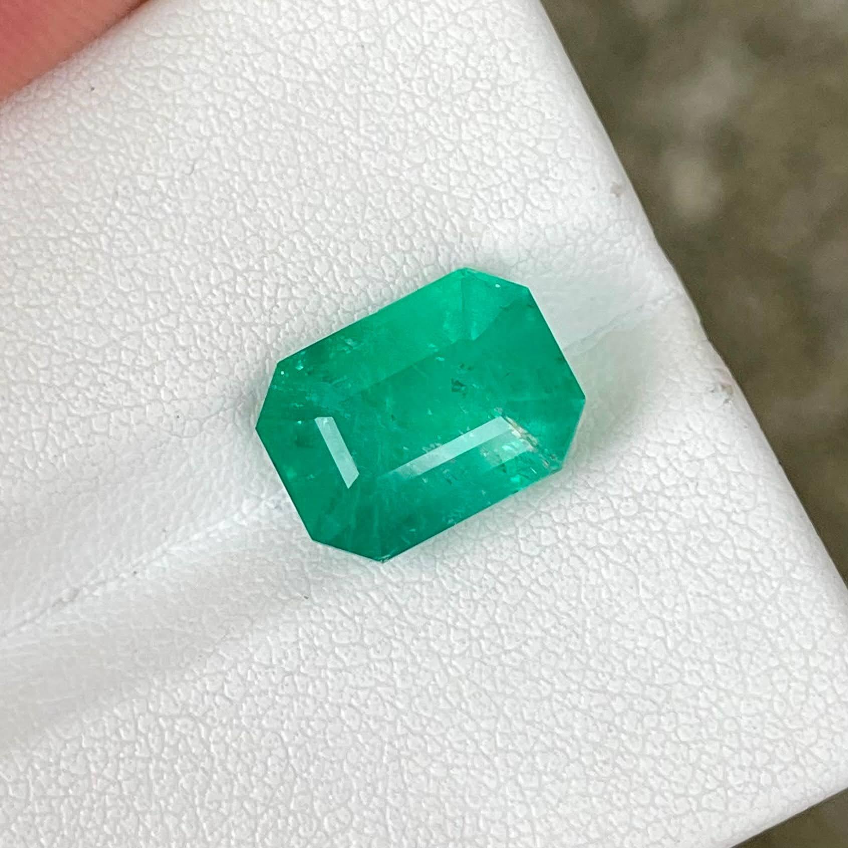 Women's or Men's 6.68 carats Emerald Stone Emerald Cut Natural Gemstone from Afghanistan For Sale