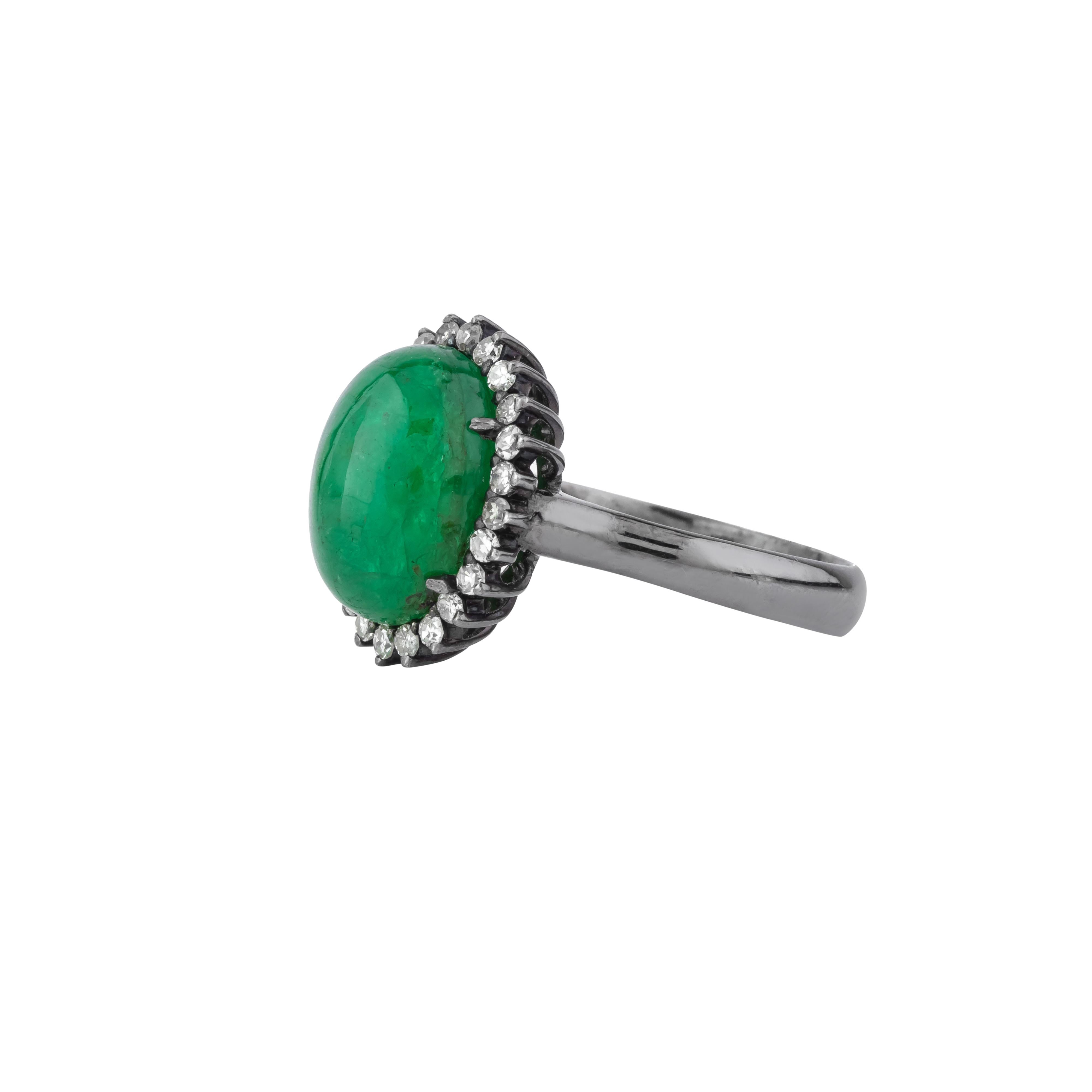 Verdadera encarnación de la elegancia y la sofisticación, el Anillo Solitario de Diamantes y Esmeraldas de 6,69 quilates captura la esencia de la belleza atemporal. El diseño está dominado por una impresionante esmeralda, cuyo vivo tono verde