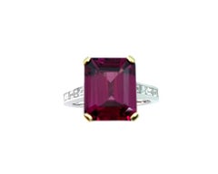 Anello di fidanzamento con granato rodolite e diamante baguette da 6,69 carati in oro bianco