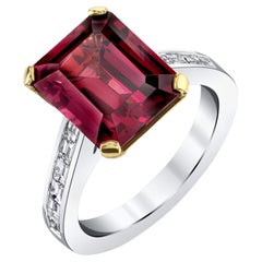 Anello di fidanzamento con granato rodolite e diamante baguette da 6,69 carati in oro bianco