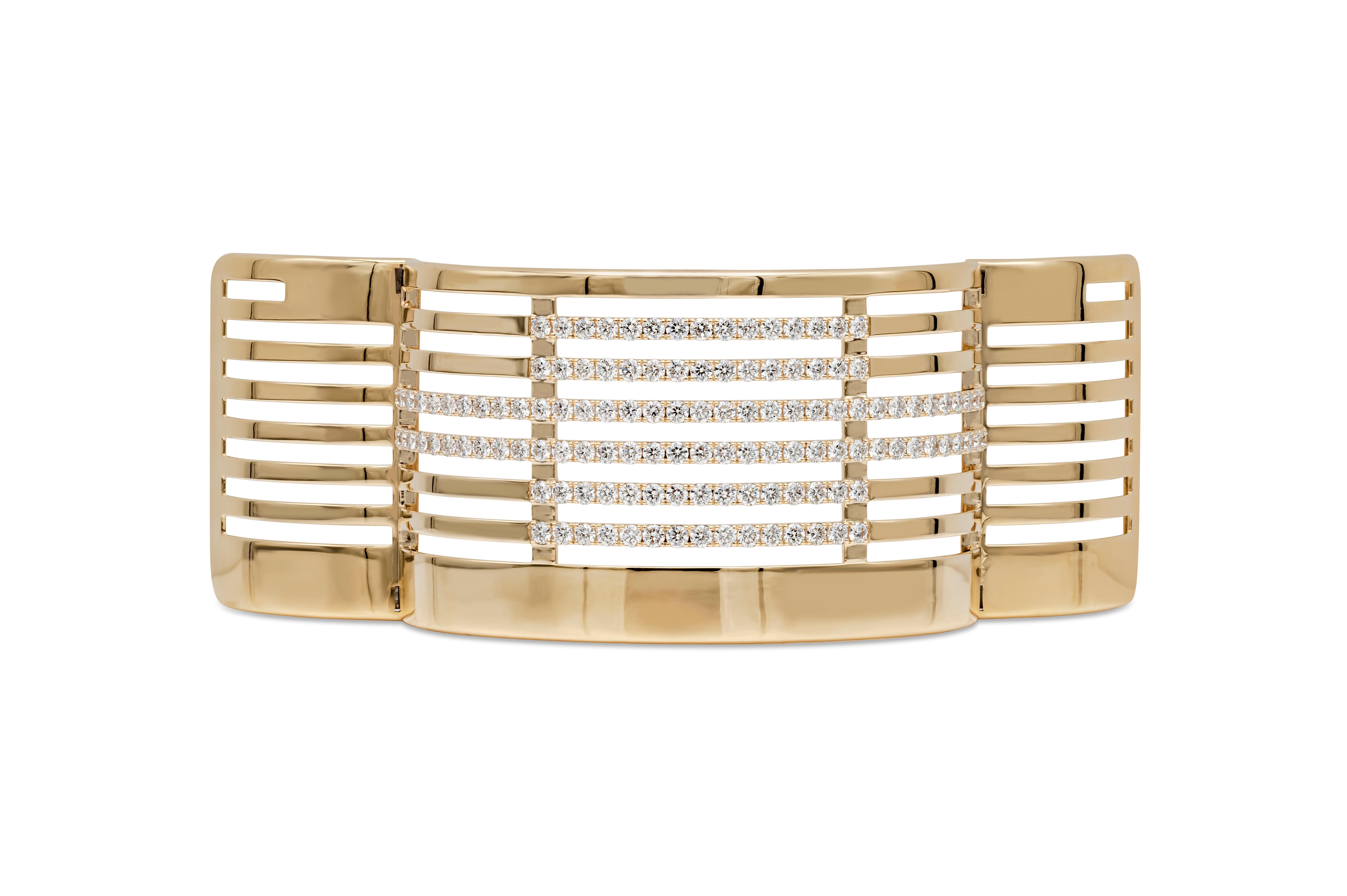 Contemporain Roman Malakov, grand bracelet jonc manchette en or jaune avec diamants ronds de 6,69 carats en vente