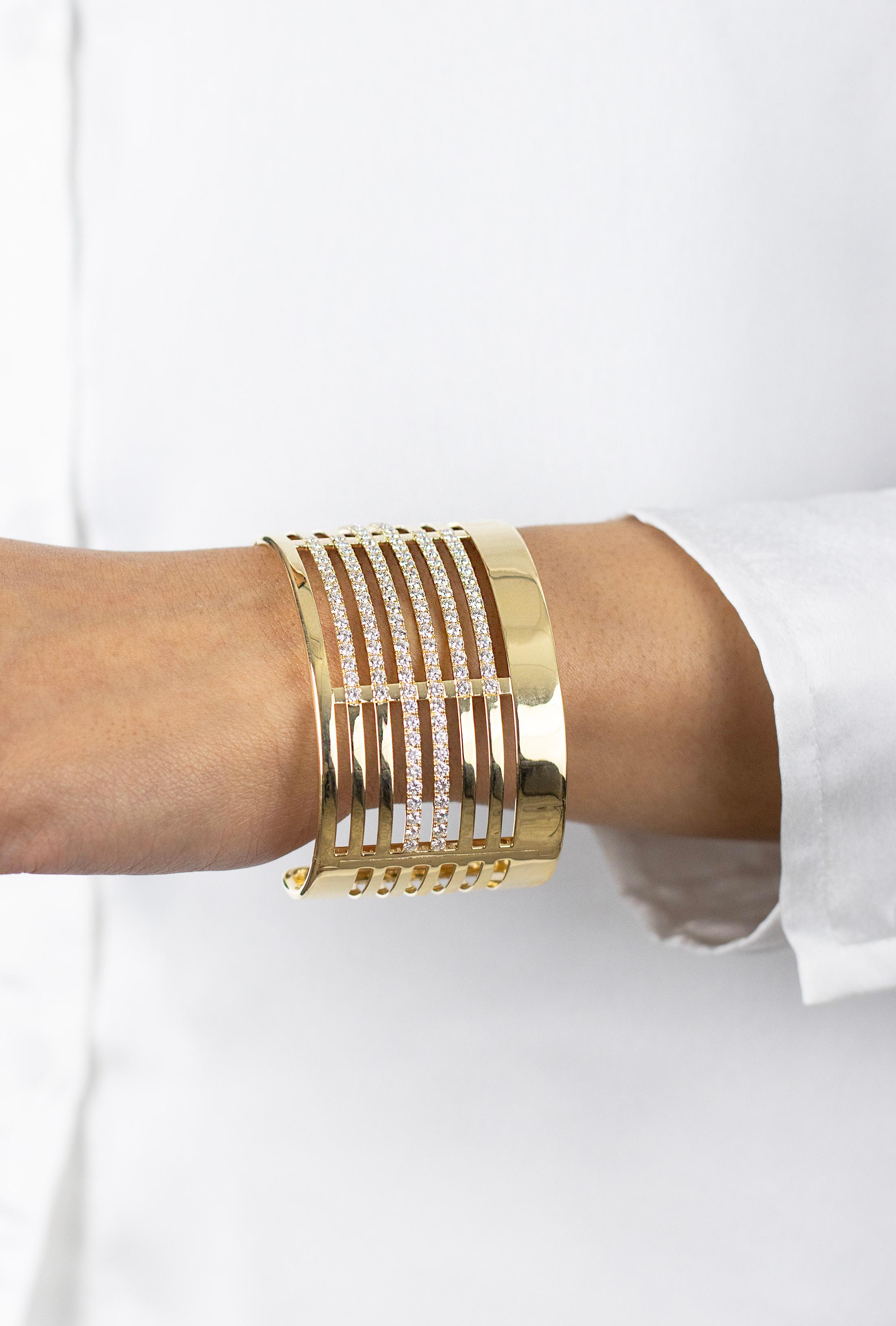 Roman Malakov Bracelet manchette large en or jaune avec diamants ronds de 6,69 carats Pour femmes en vente