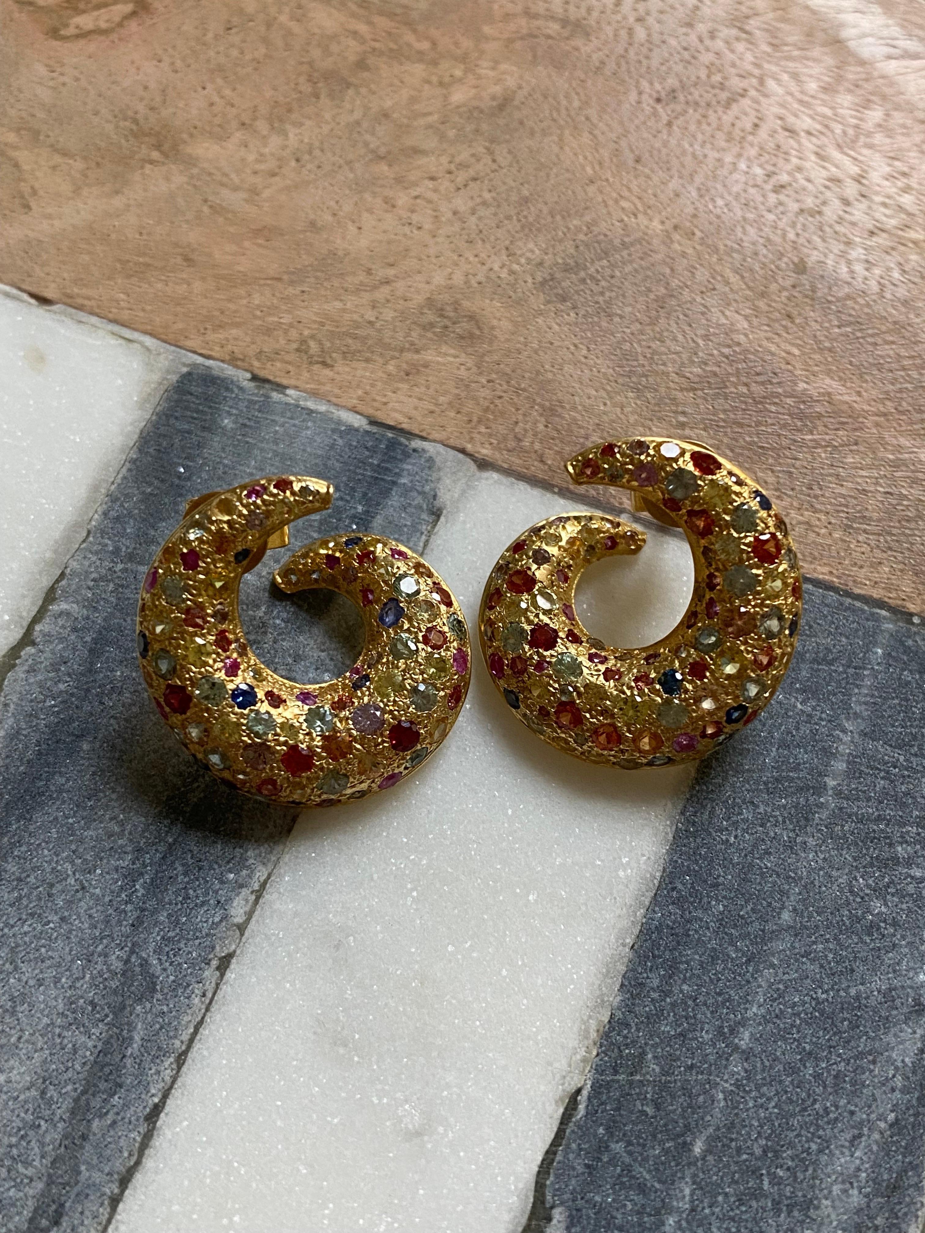 6.69cts Multicolored Sapphires and 18kt Gold Stud Earrings For Sale 5