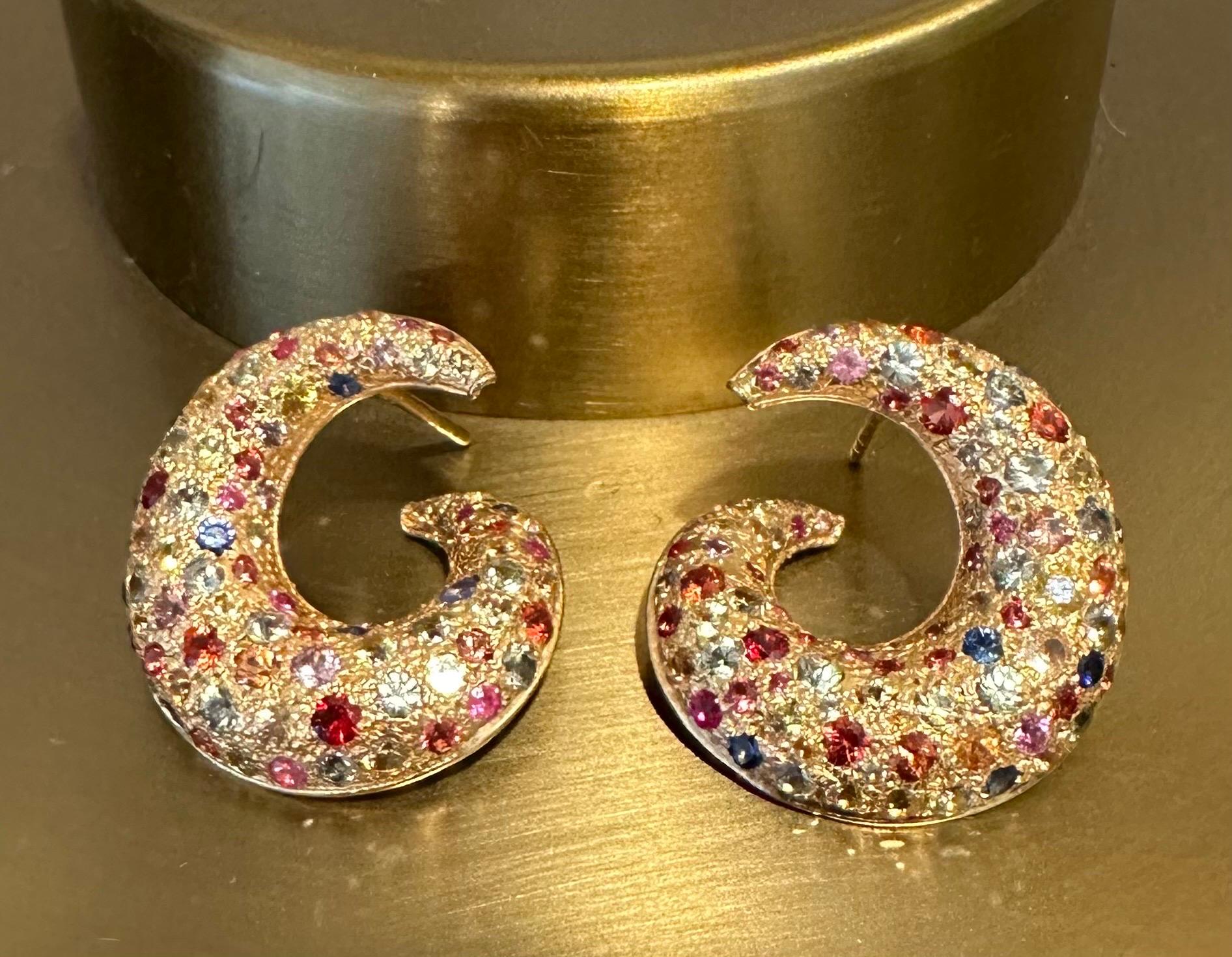 Round Cut 6.69cts Multicolored Sapphires and 18kt Gold Stud Earrings For Sale