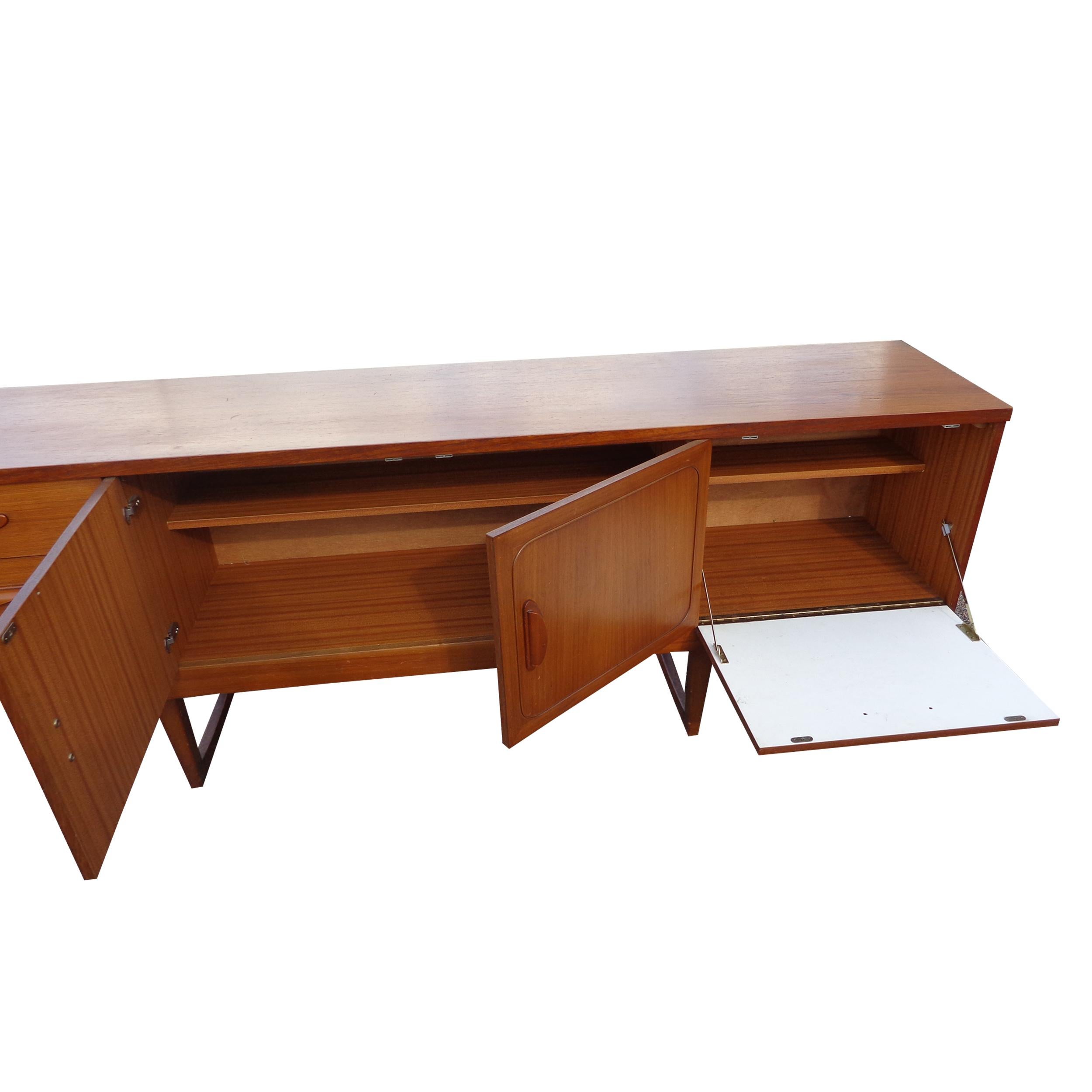 Mid-Century moderno Credenza in teak di metà secolo con base a slitta in vendita